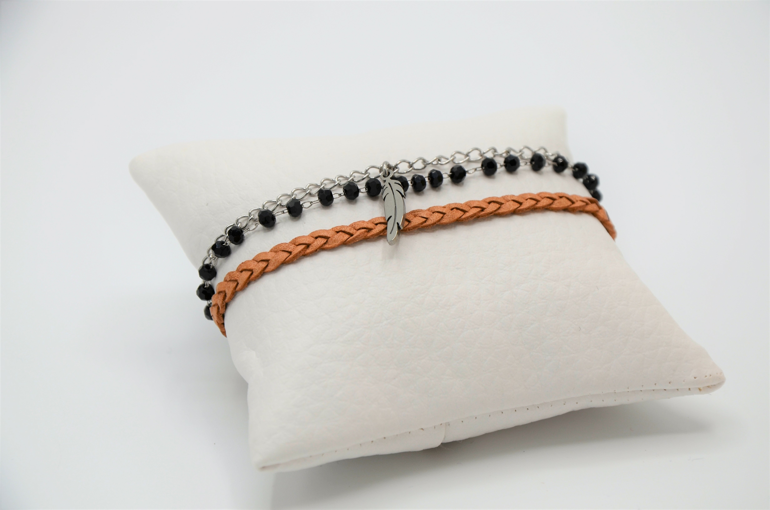 bracelet cuir tresse naturel chaîne inox perles en verre noir plume
