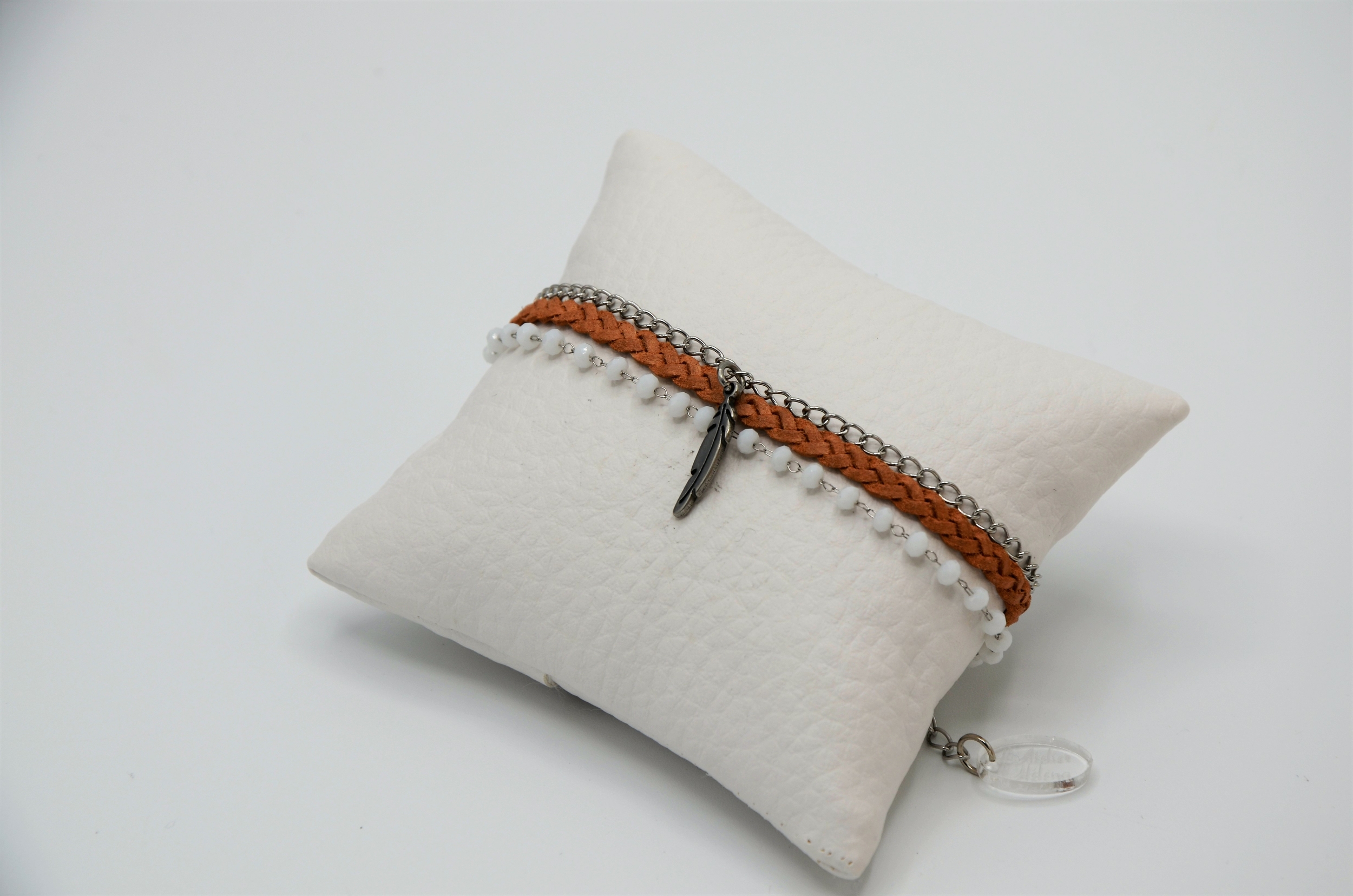bracelet cuir tresse naturel chaîne inox perles en verre blanc plume