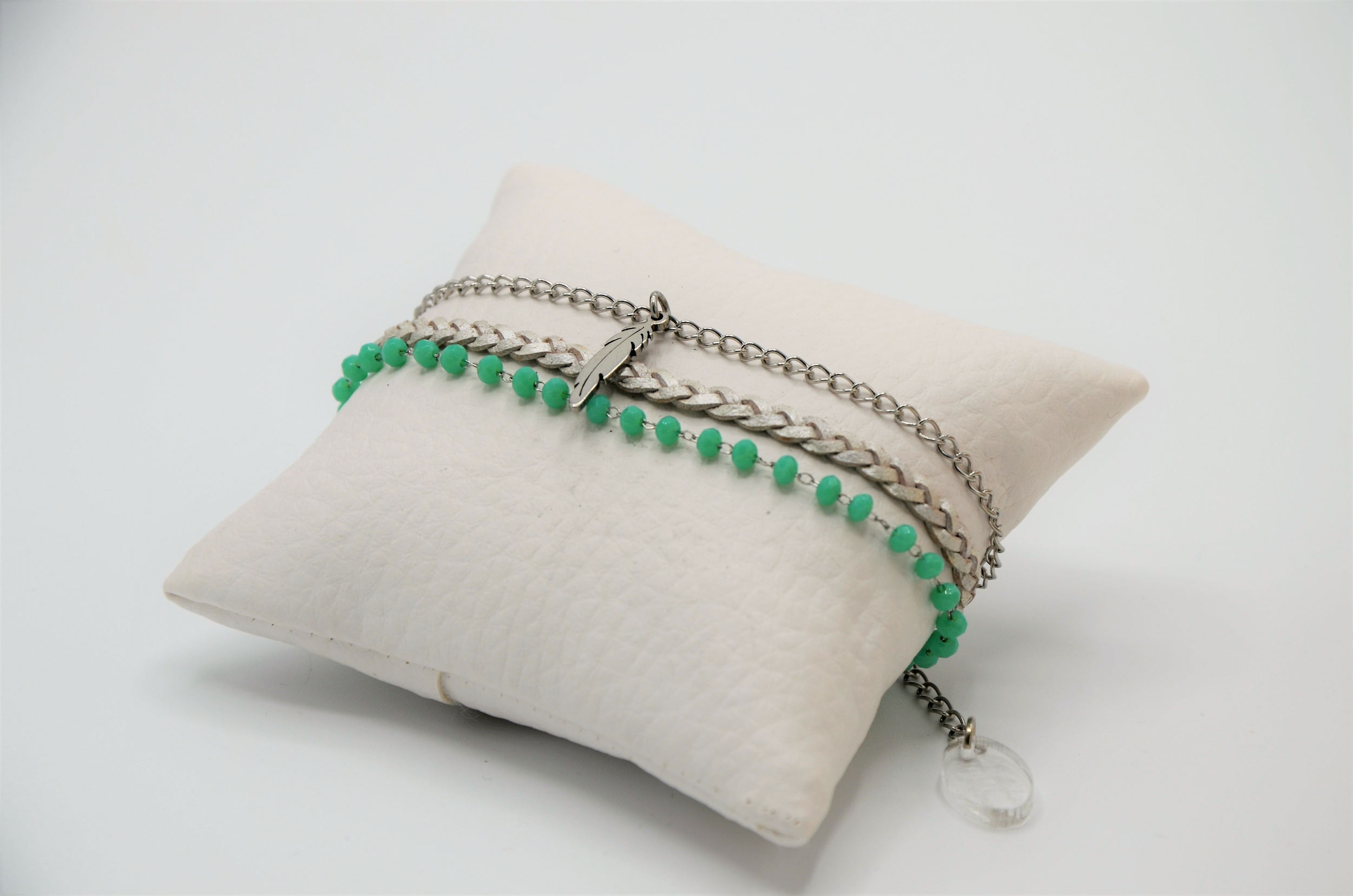 bracelet cuir tresse blanc irisé chaîne inox perles en verre turquoise plume