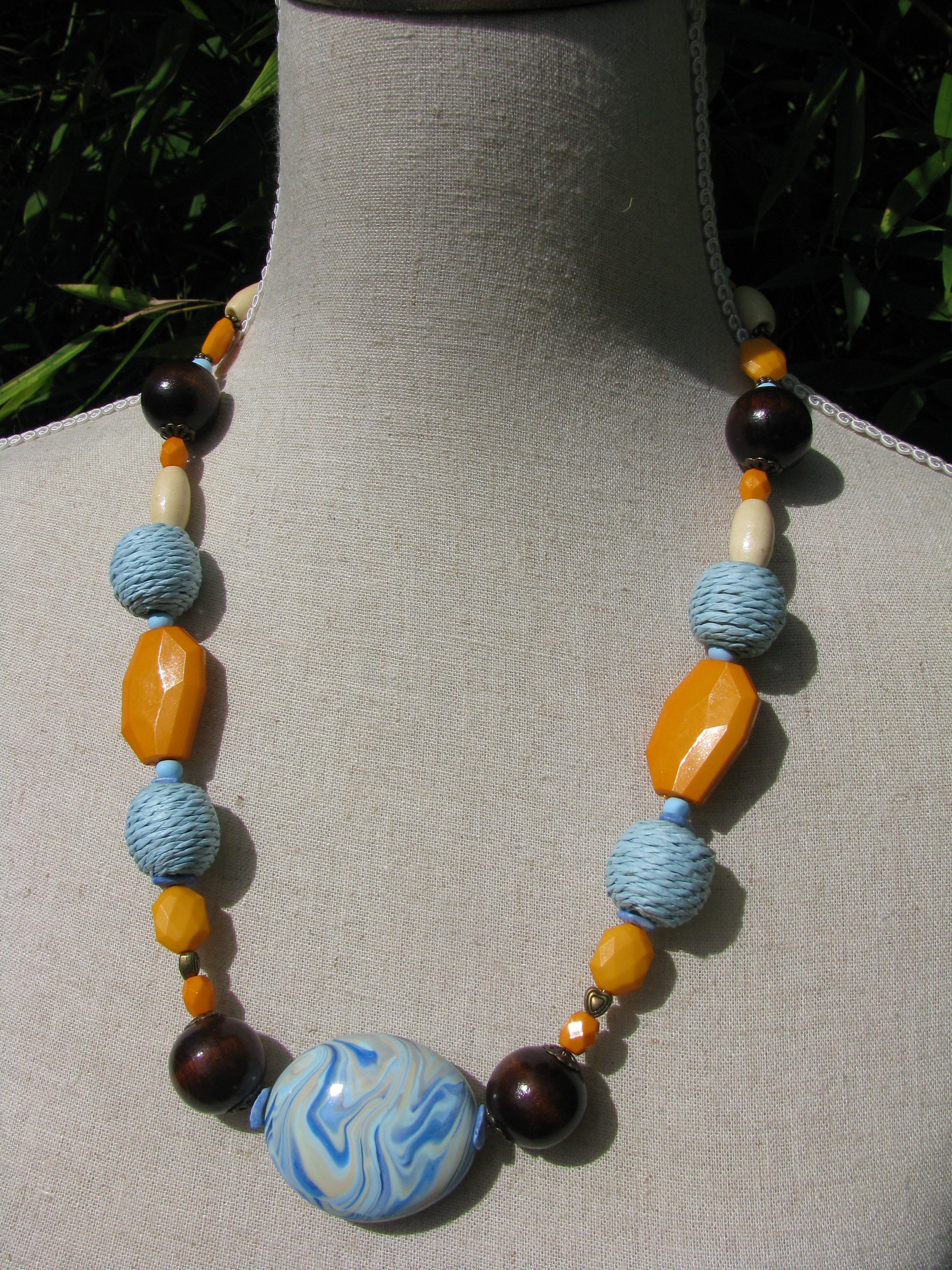 collier perles bleu ciel et orange bois polymère fait main landes créateur (4)