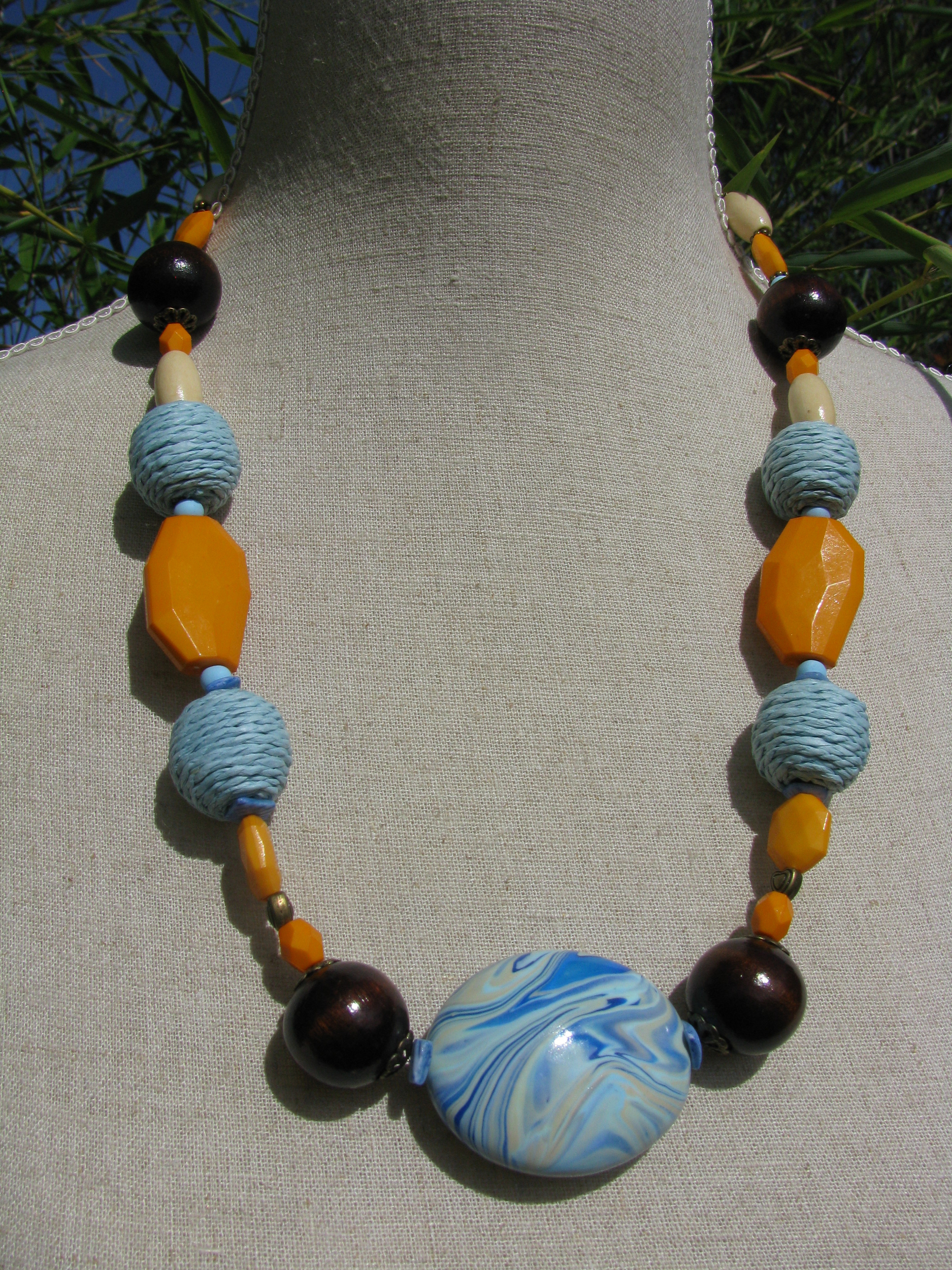 collier perles bleu ciel et orange bois polymère fait main landes créateur (3)