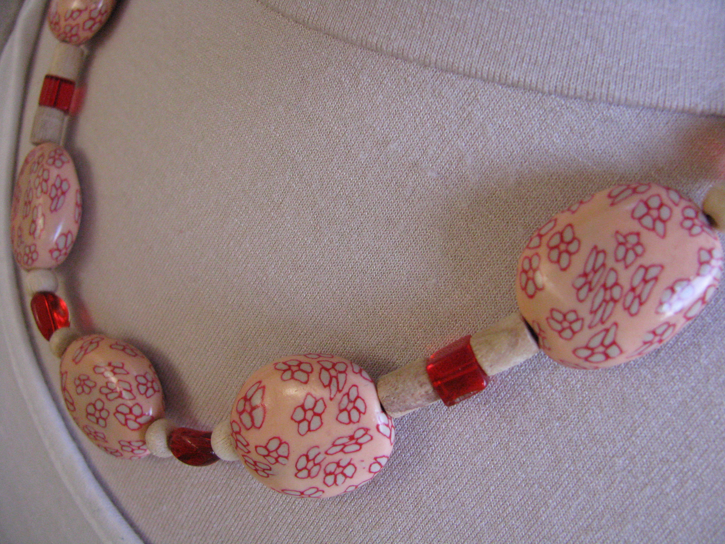 collier perles polymere rose saumon et rouge fleurs (3)