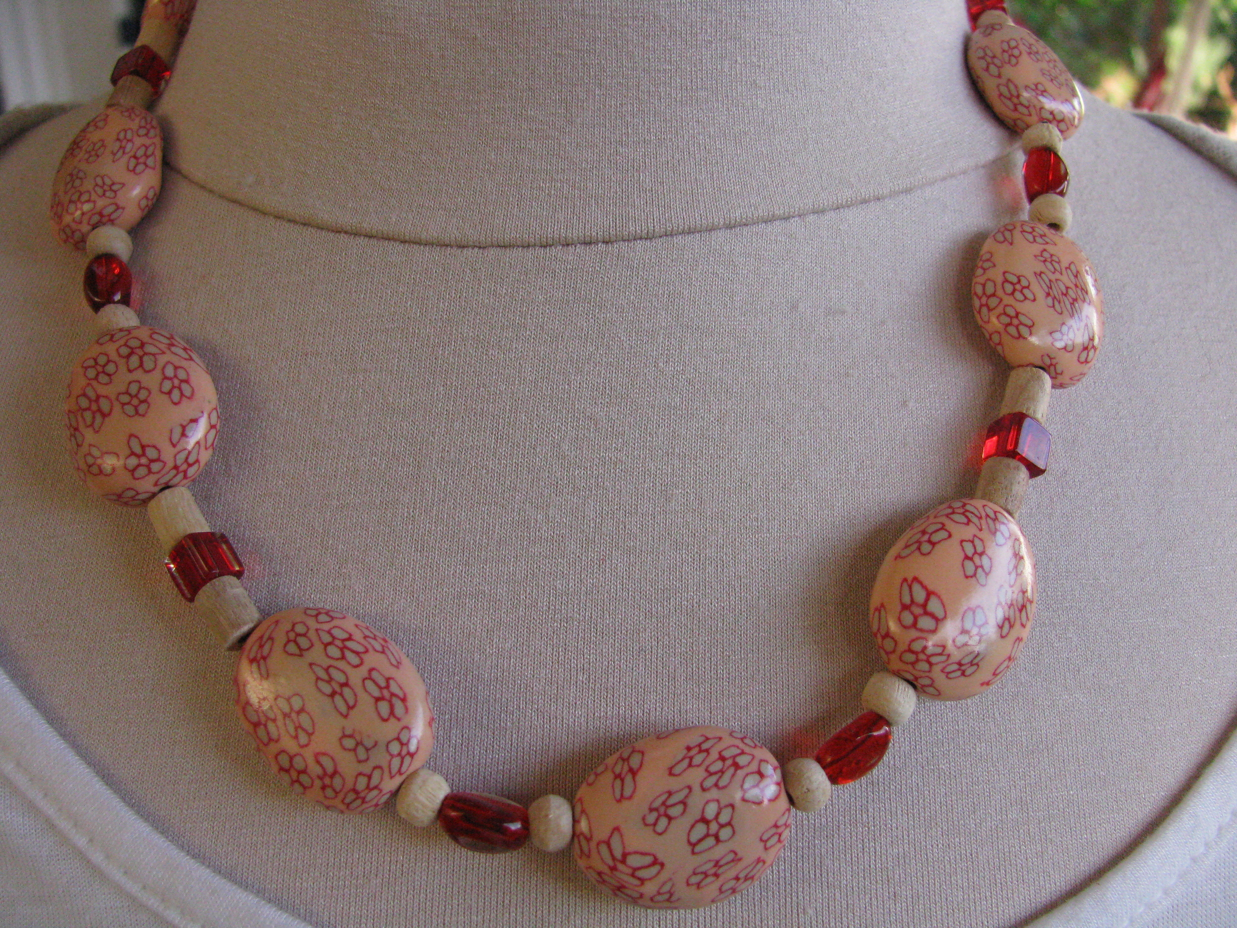 collier perles polymere rose saumon et rouge fleurs