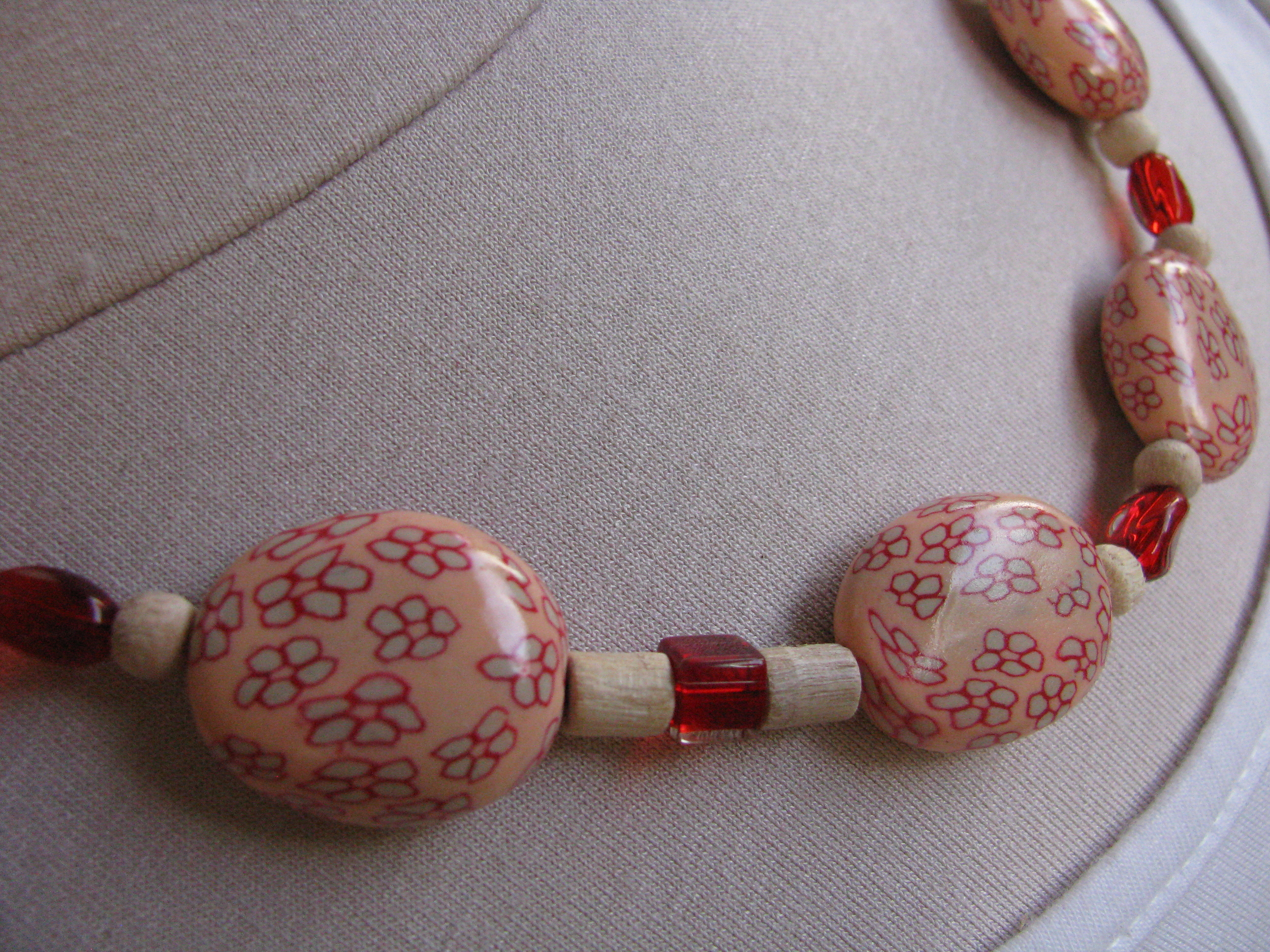 collier perles polymere rose saumon et rouge fleurs (2)