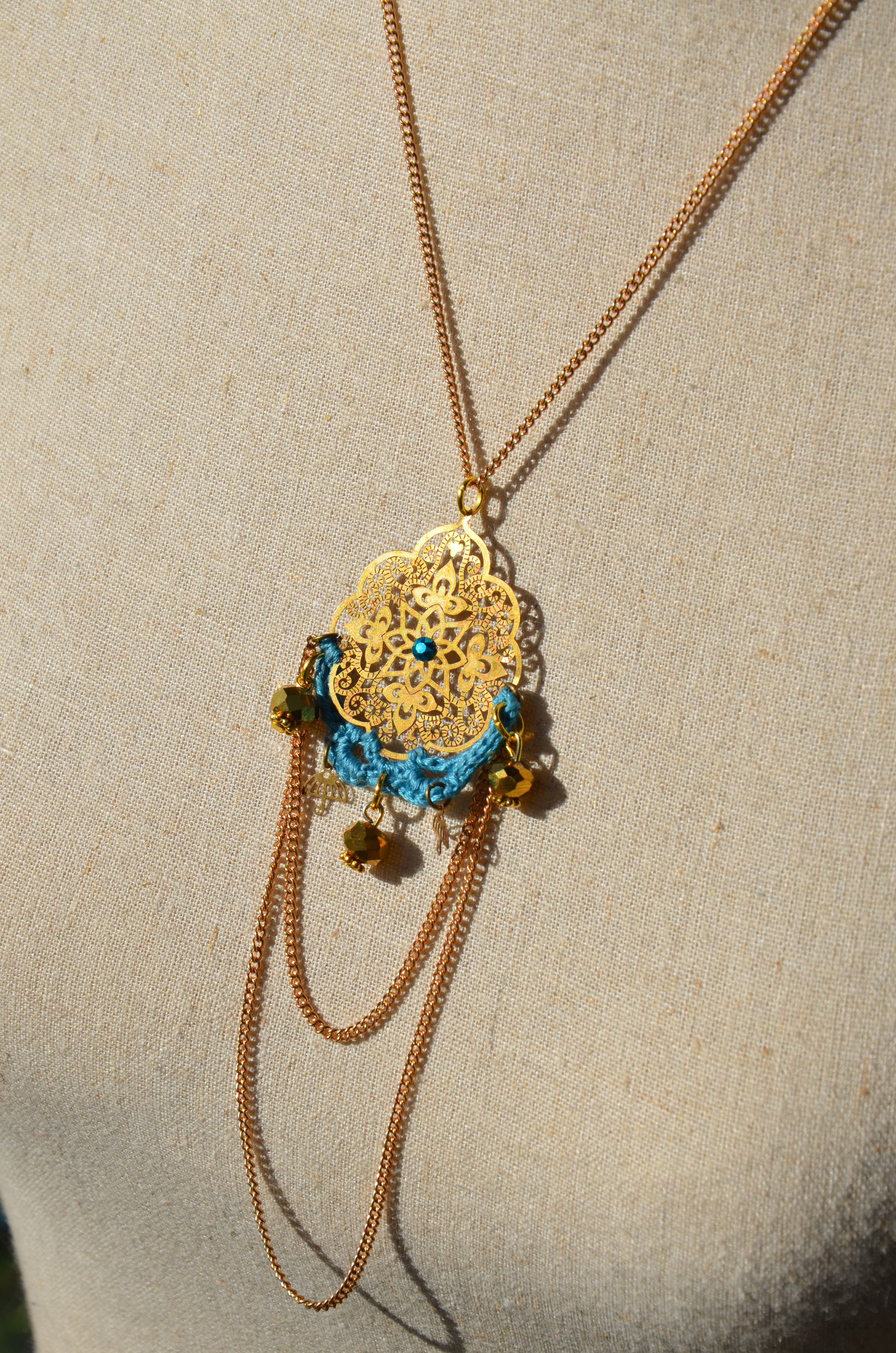 pendentif doré crocheté antique bleu turquoise fait main chainettes (2)