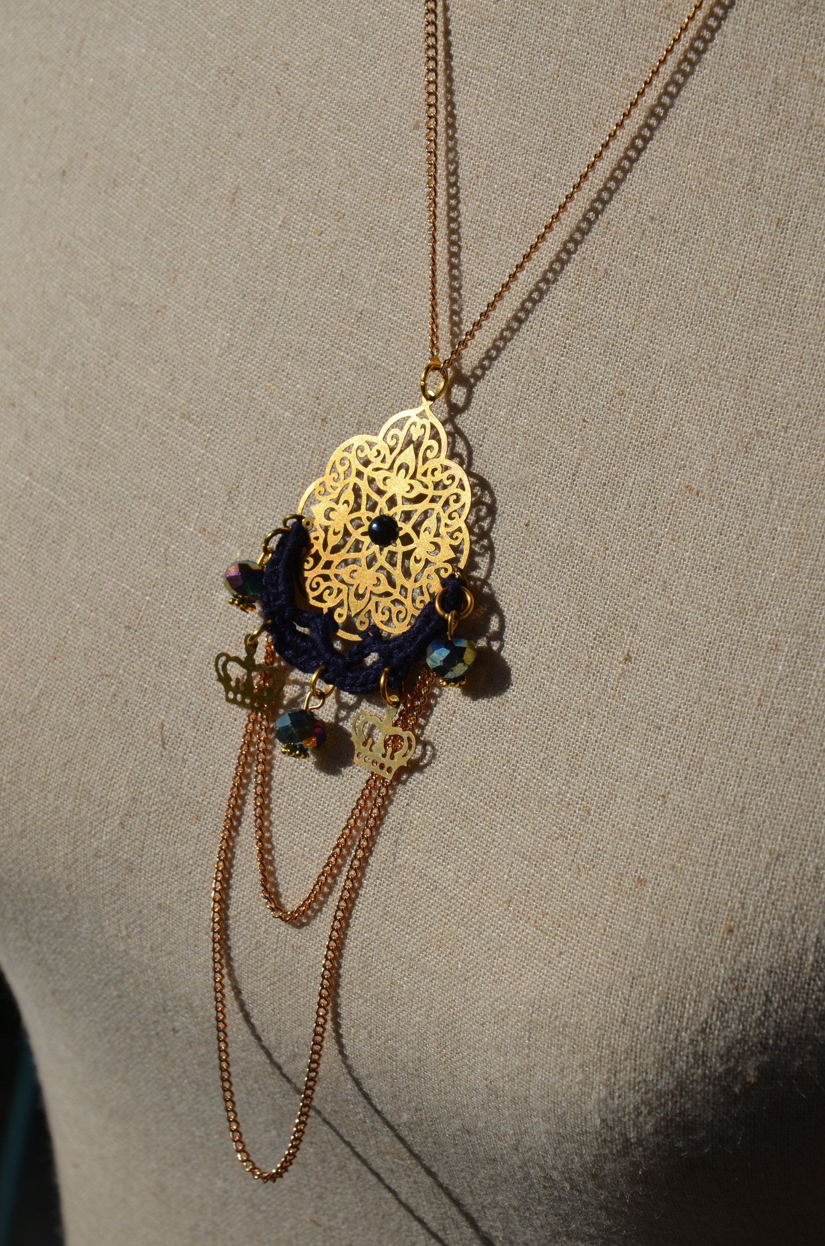 pendentif doré crocheté antique fait main chainettes bleu foncé (2)
