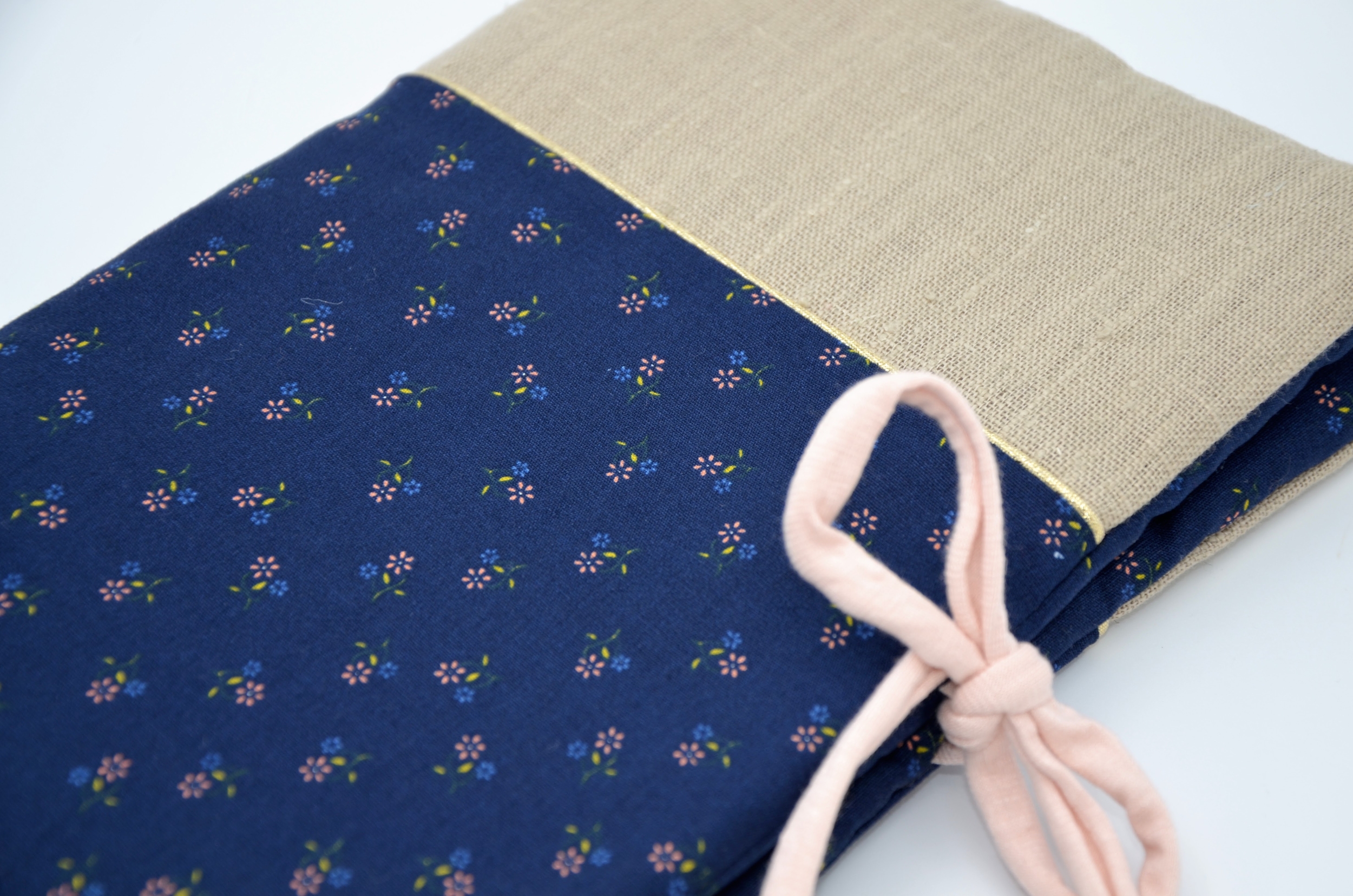 protege carnet santé bébé tissu coton lin naturel et bleu marin fleurs rose pale (2)