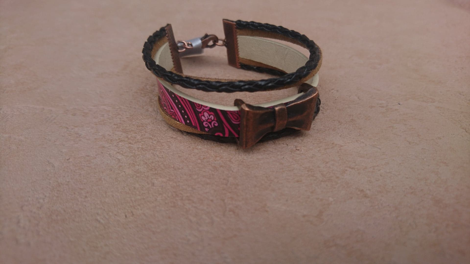 bracelet manchette artisanal simili cuir noir et rose, noeud cuivre (2)