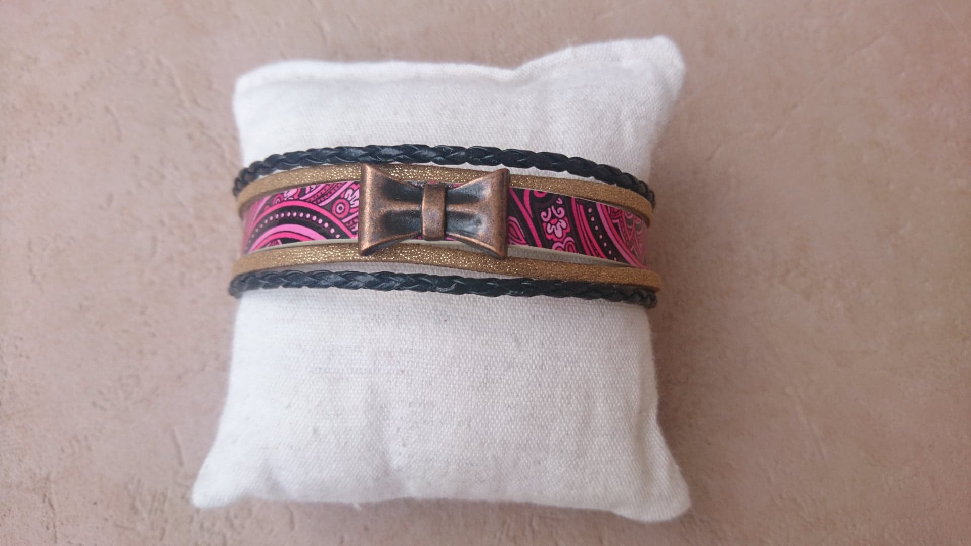 bracelet manchette artisanal simili cuir noir et rose, noeud cuivre