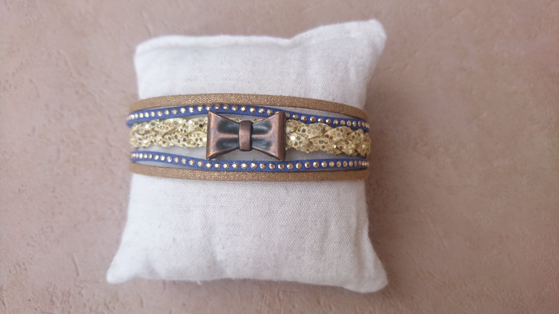 bracelet manchette artisanal simili cuir bleu et or noeud cuivre