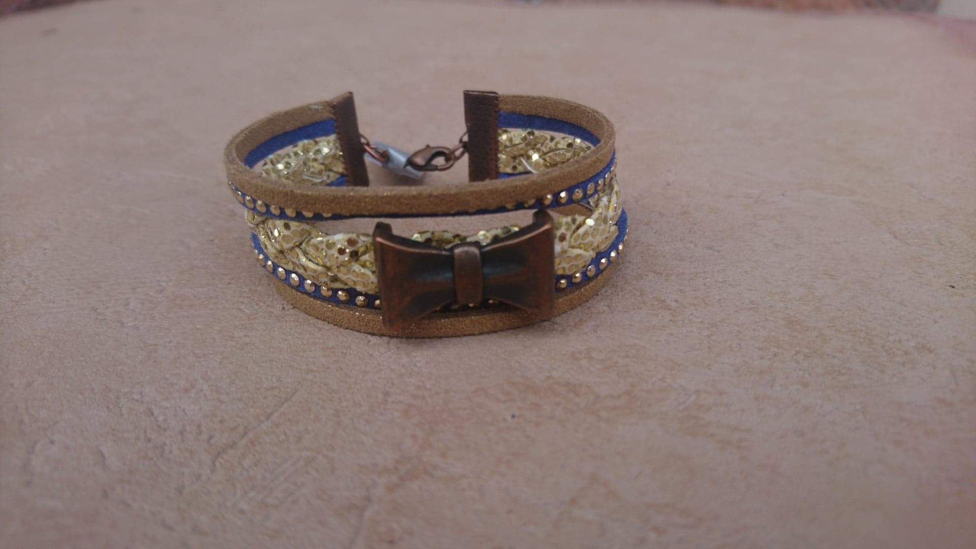 bracelet manchette artisanal simili cuir bleu et or noeud cuivre (2)