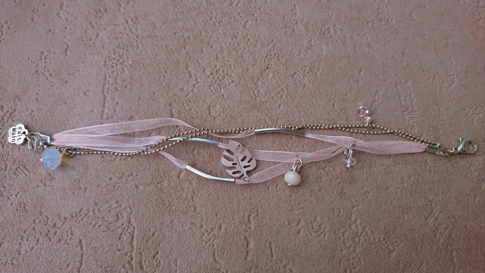 bracelet satin rose chainette bille argentée feuille monstera rose pale