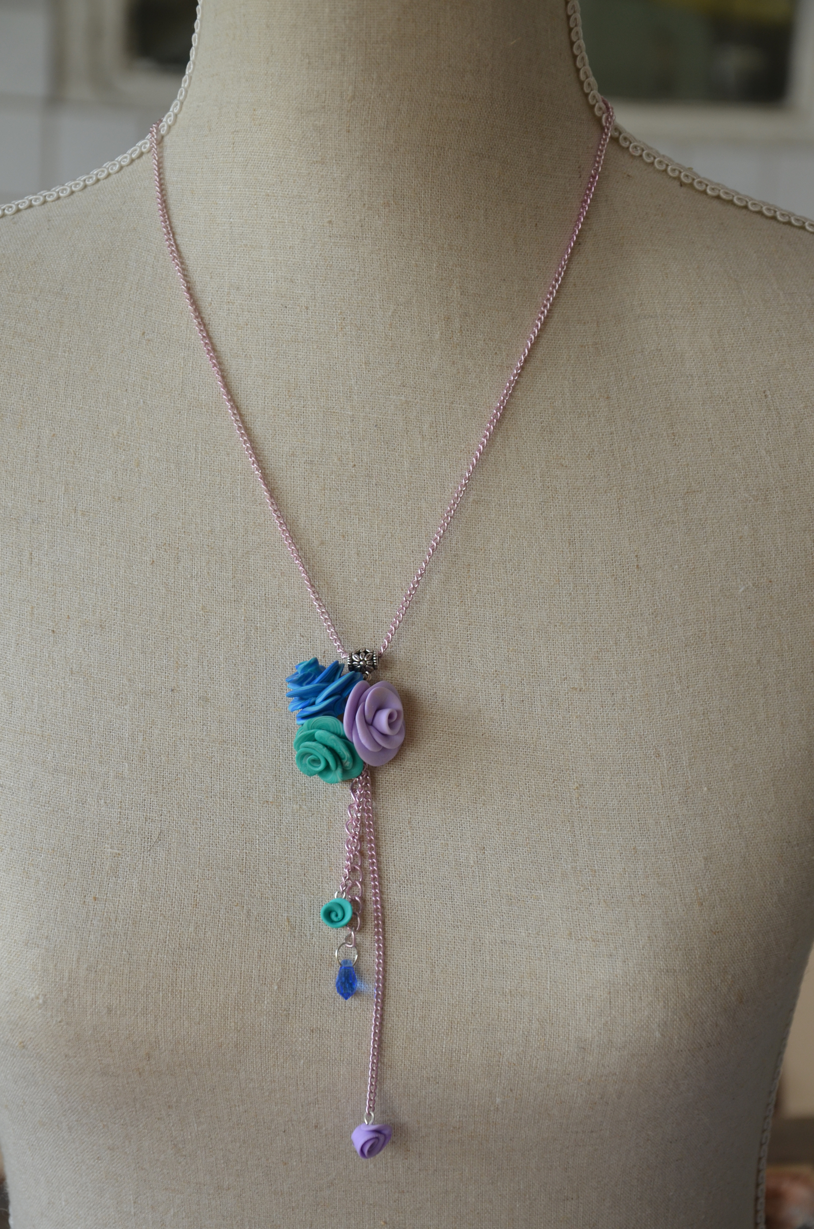 collier chaine rose violet trio fleurs polymere goutte cristal