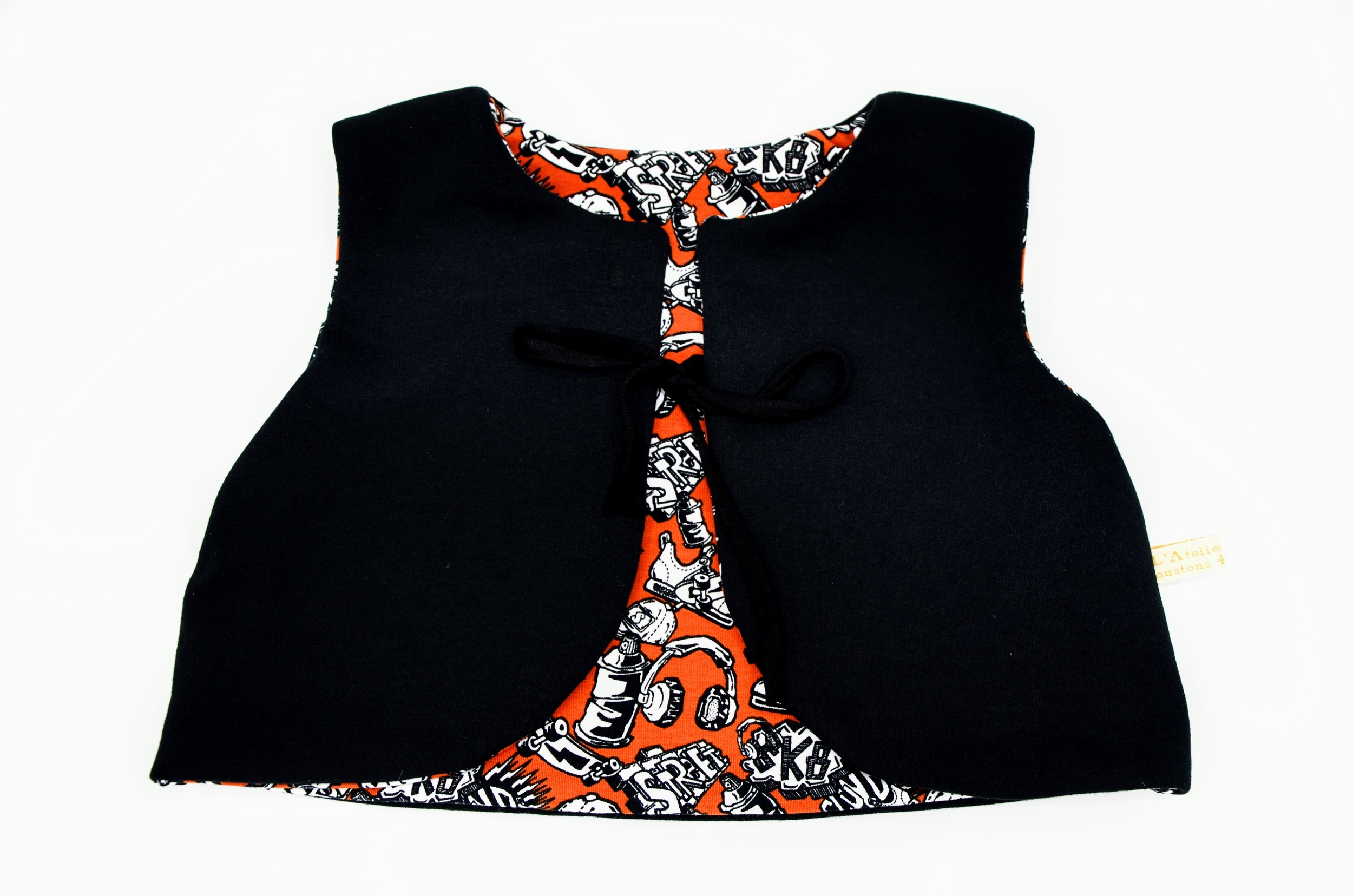 gilet sans manche bébé sweat recyclé et coton biologique fait main france orange et noir skate motifs (3)