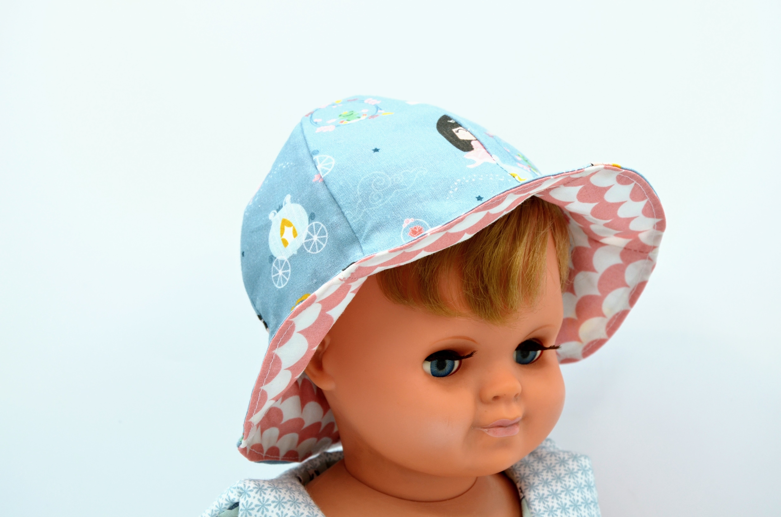 bob chapeau réversible coton enfant bébé princesses fond bleu écailles rose blanc