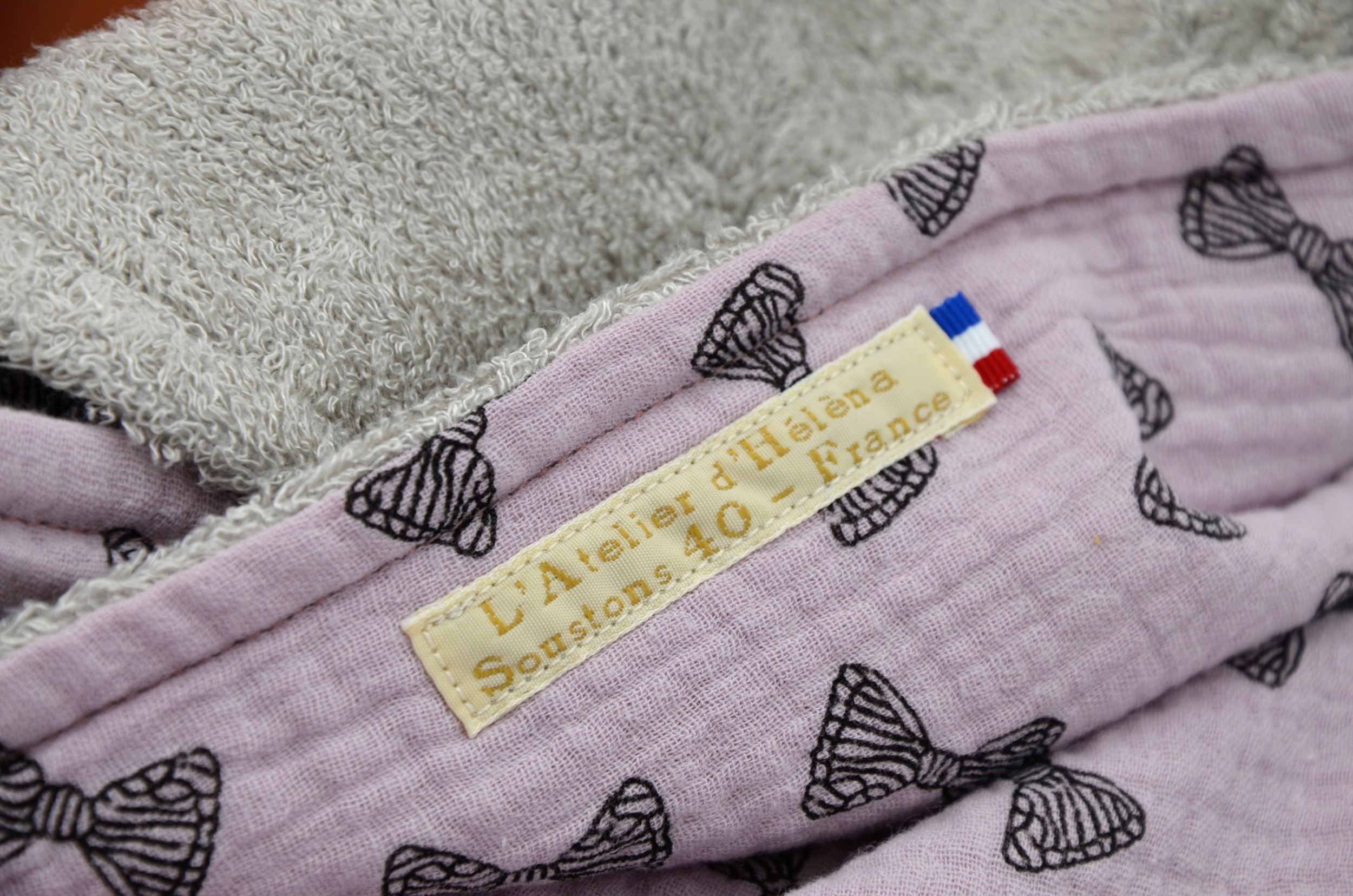 cape bain artisanale éponge bambou doublée gaze coton créatrice française - rose gris danseuses fées et noeuds (2)