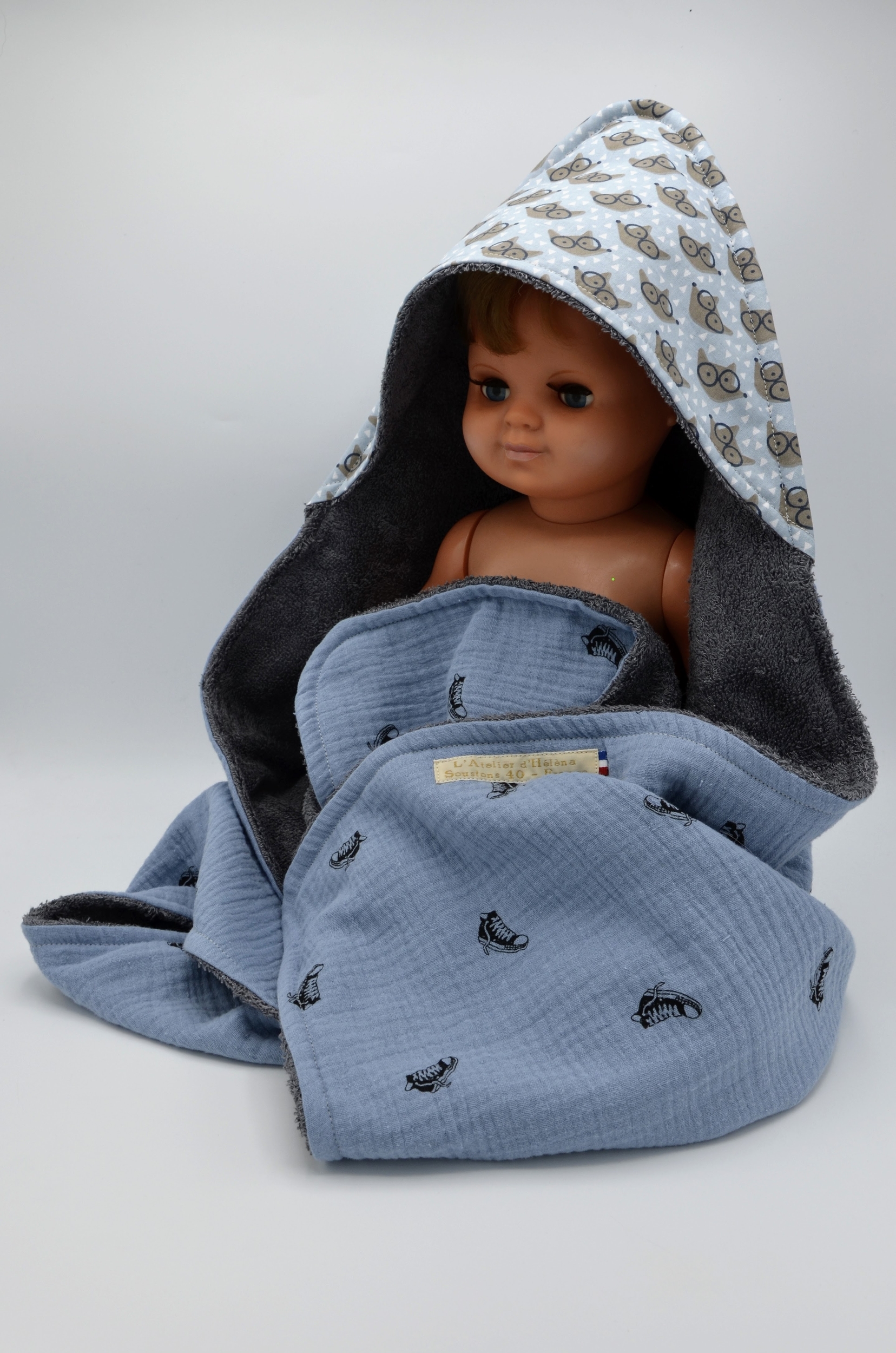 cape bain artisanale éponge bambou doublée gaze coton créatrice française - petits loups bleu gris basket (2)
