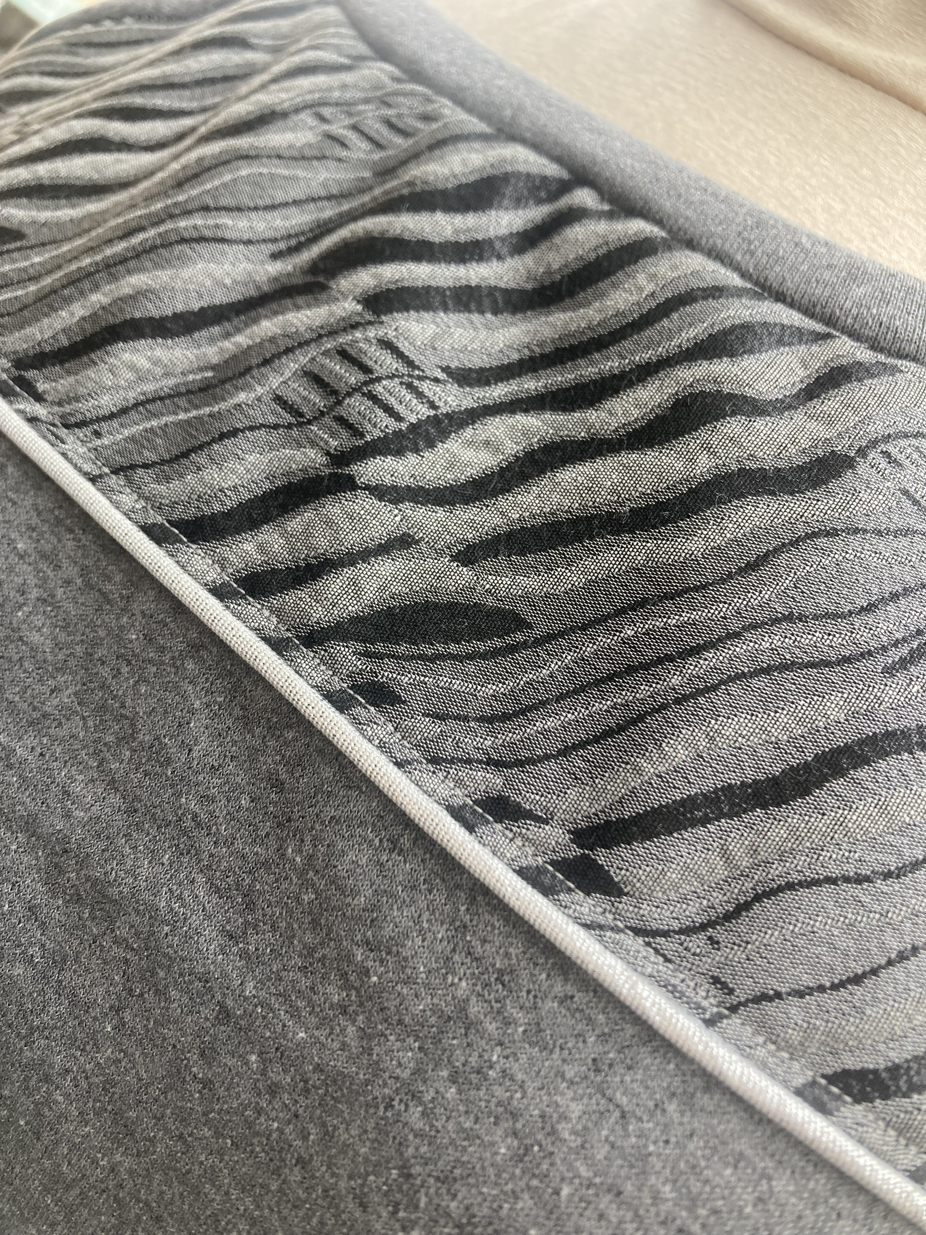 sweat coton recyclé gris foncéchiné et tissu géométrique français argenté femme artisanal fait main pièce unique créatrice (2)