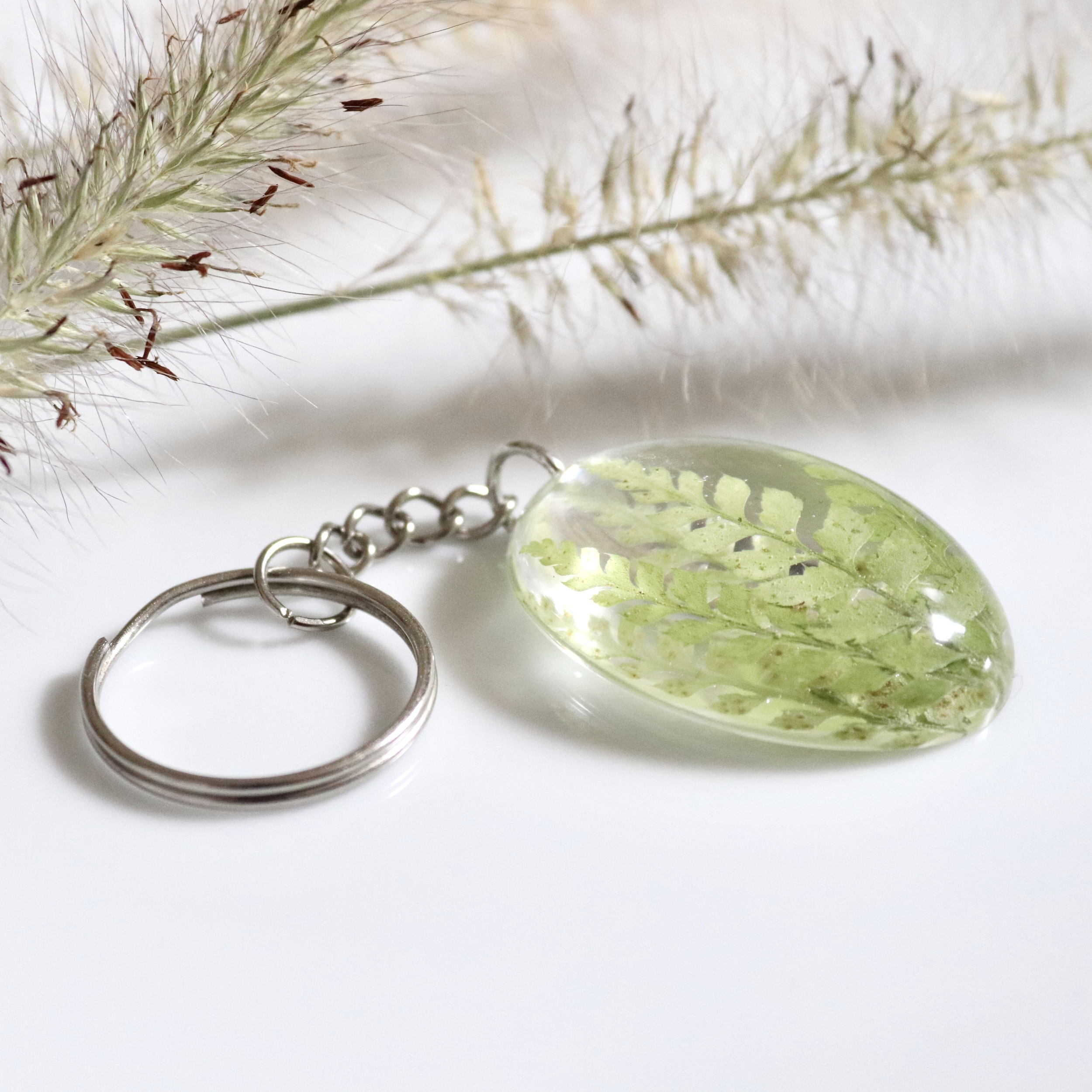 porte clef résine transparente fleur séchée feuille fougère landes artisanal ovale