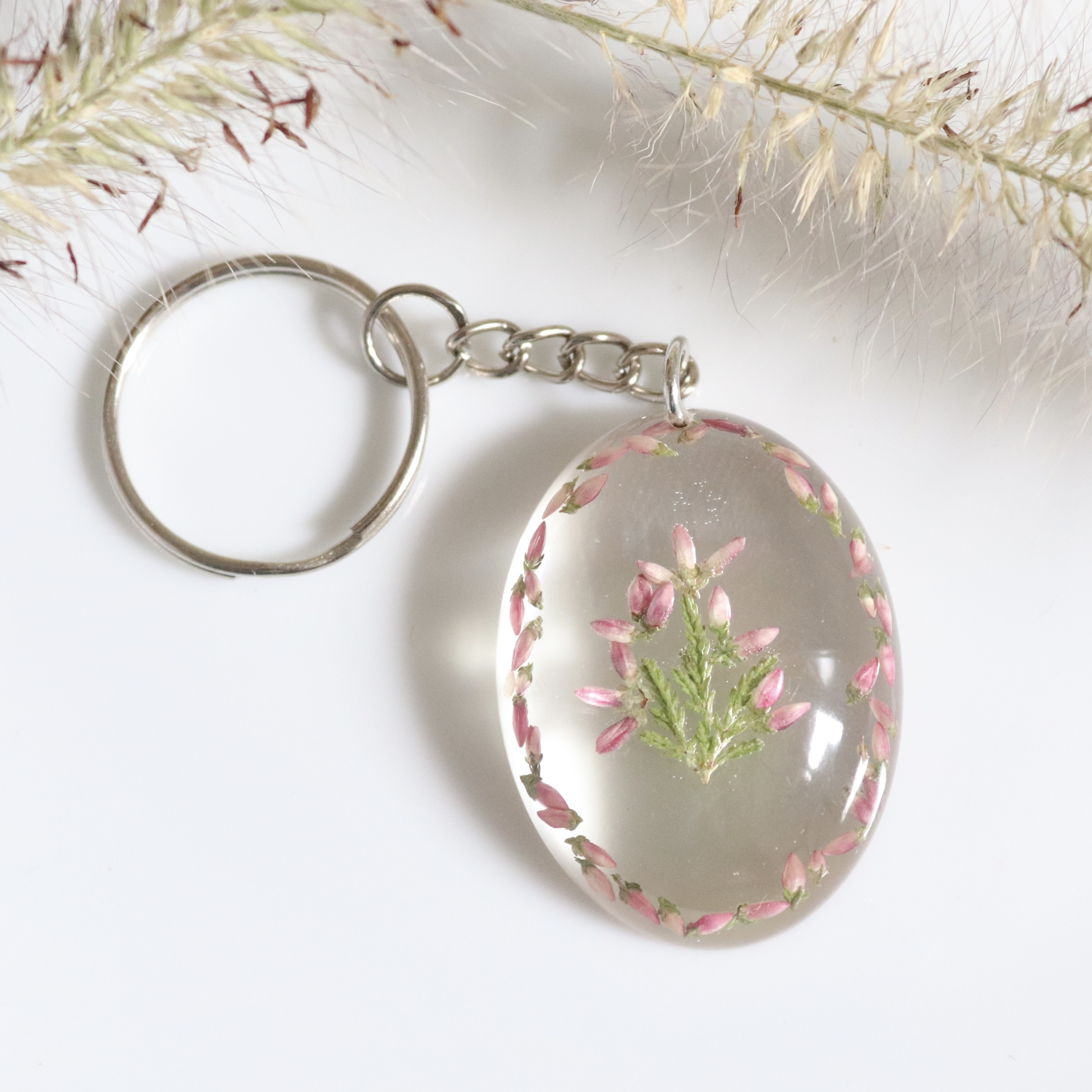 porte clef résine transparente fleur séchée bruyère landes artisanal ovale