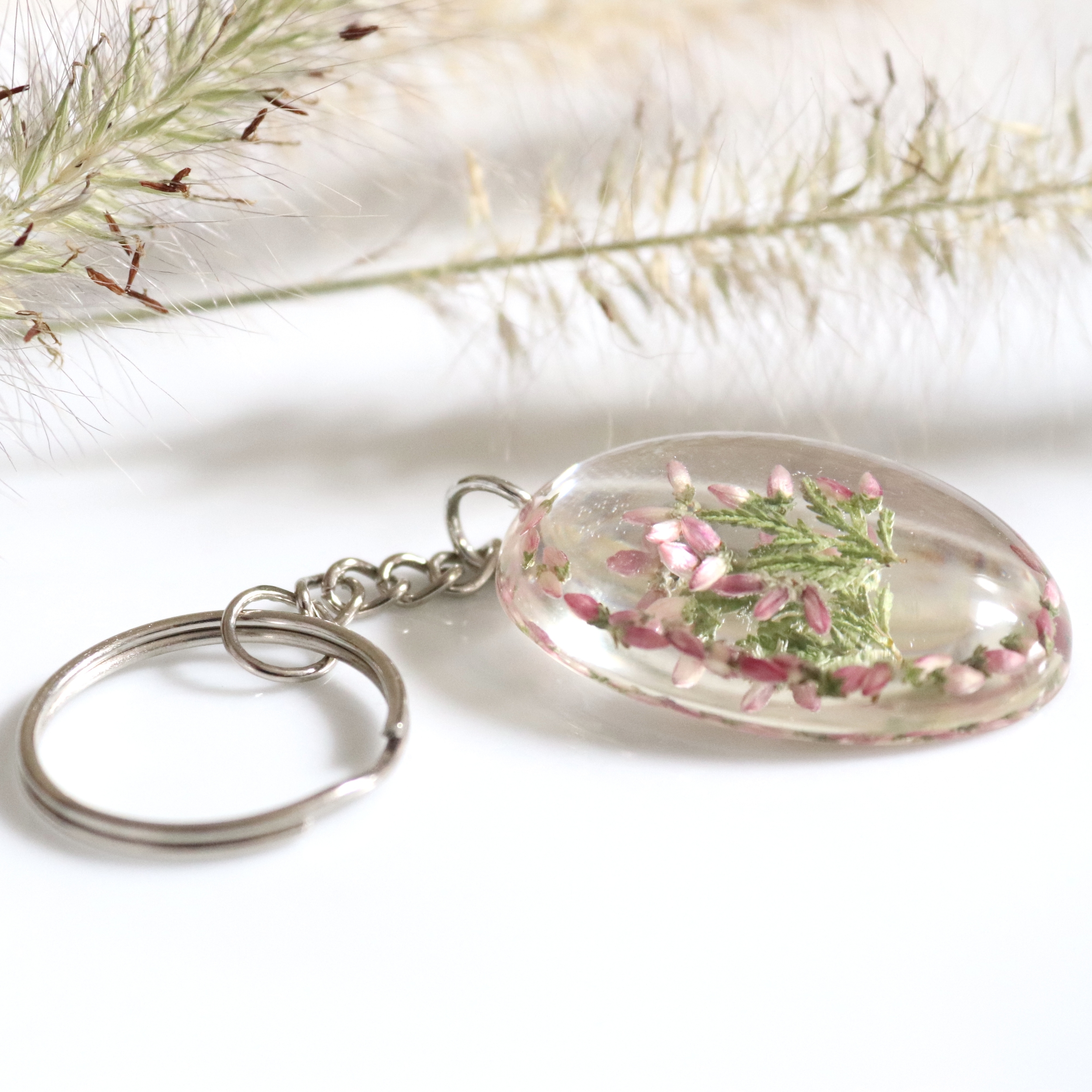 porte clef résine transparente fleur séchée bruyère landes artisanal ovale (2)