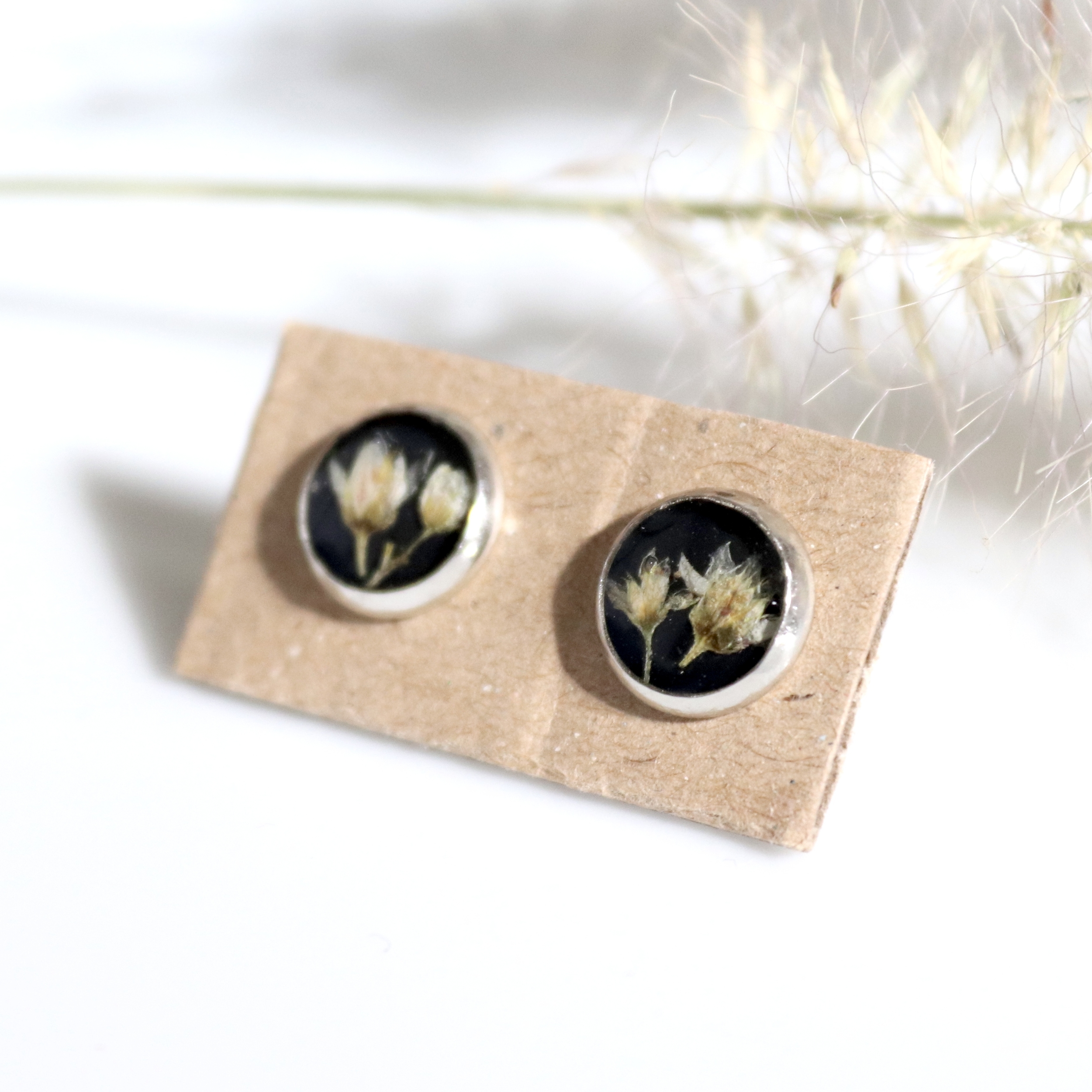 boucle puce clou doreille acier inoxydable fleur séchée artisanal noir orpin (2)