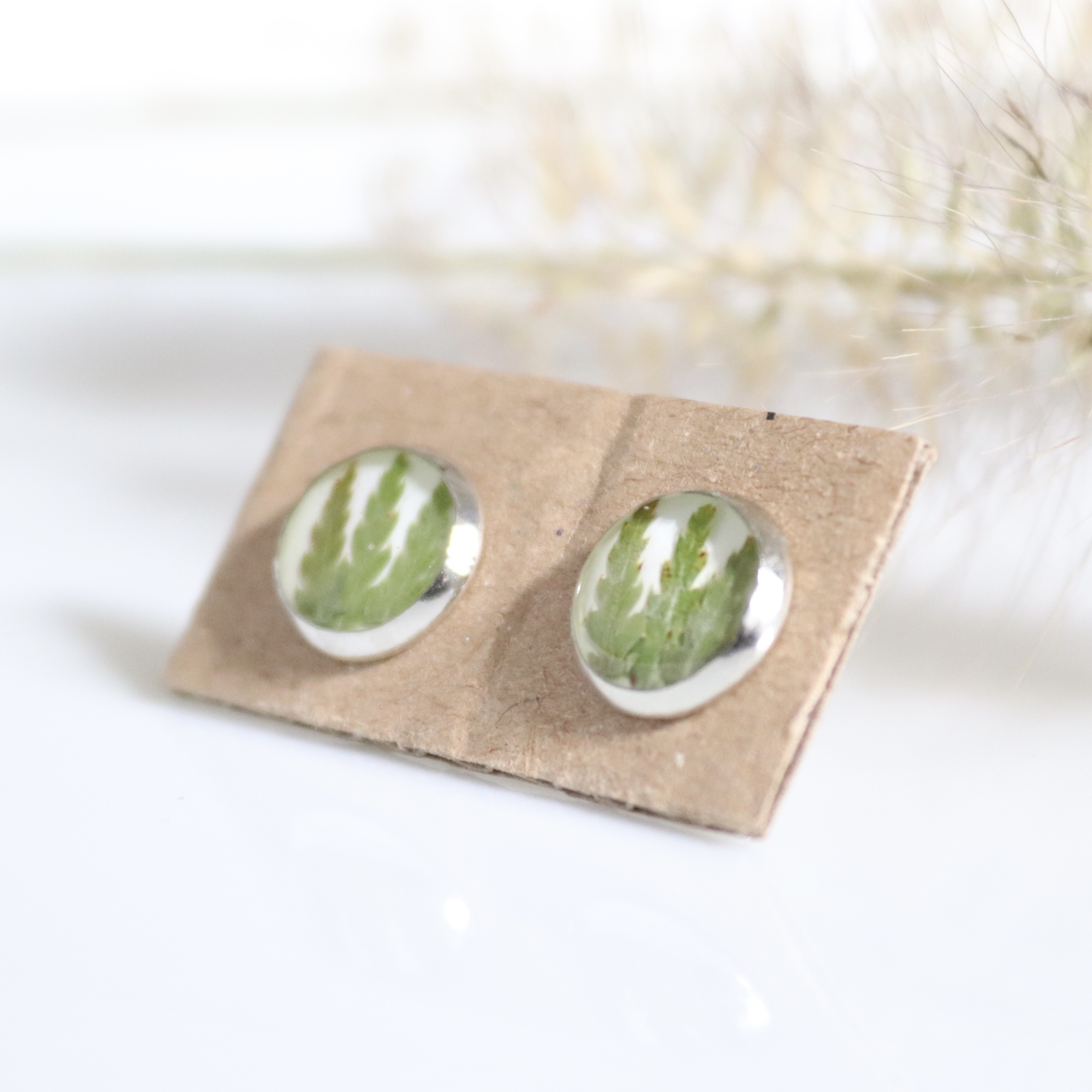 boucle puce clou doreille acier inoxydable fleur séchée artisanal fougere verte fond blanc (3)