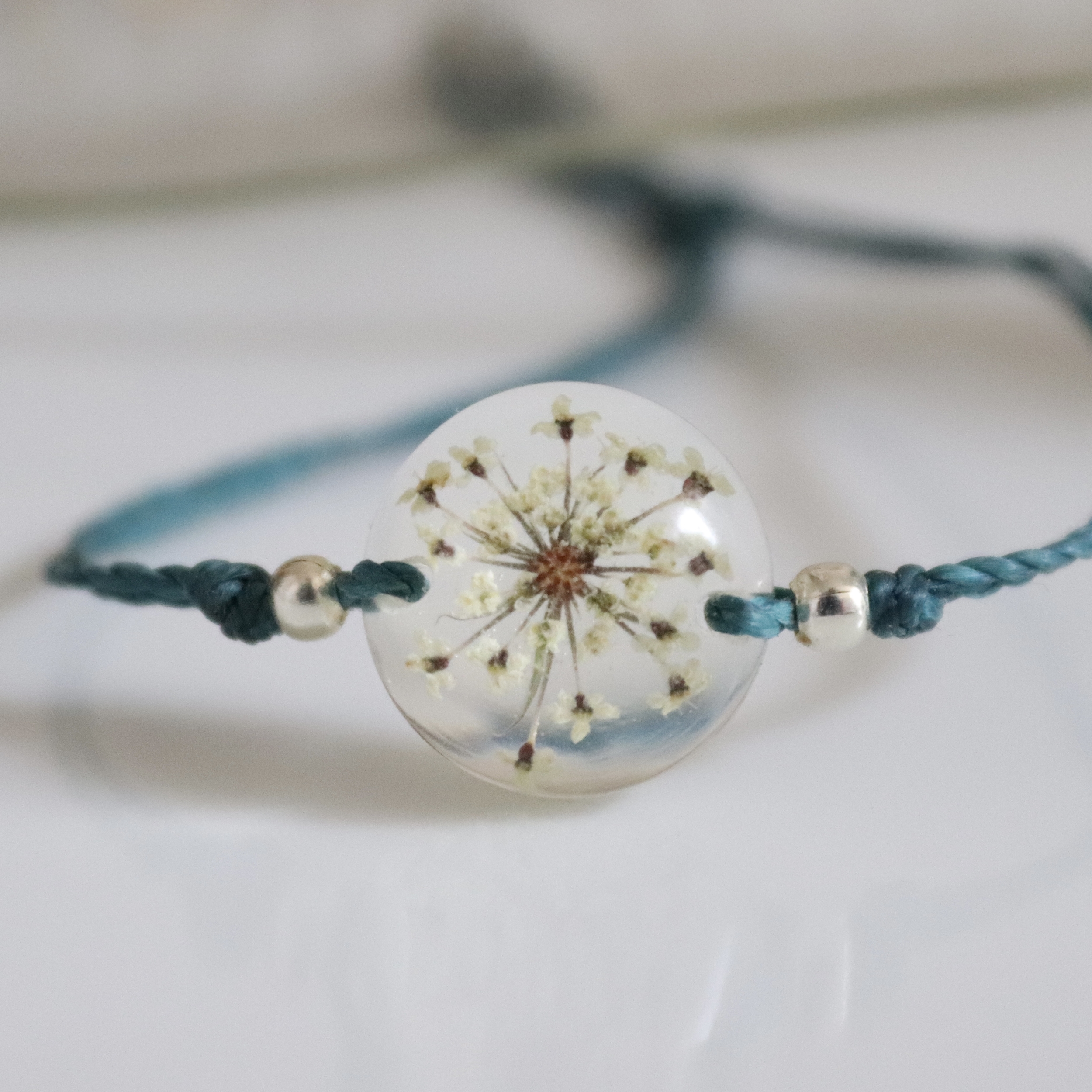 bracelet macramé coulissant réglable fleur séchée bleu rond carotte sauvage bulle
