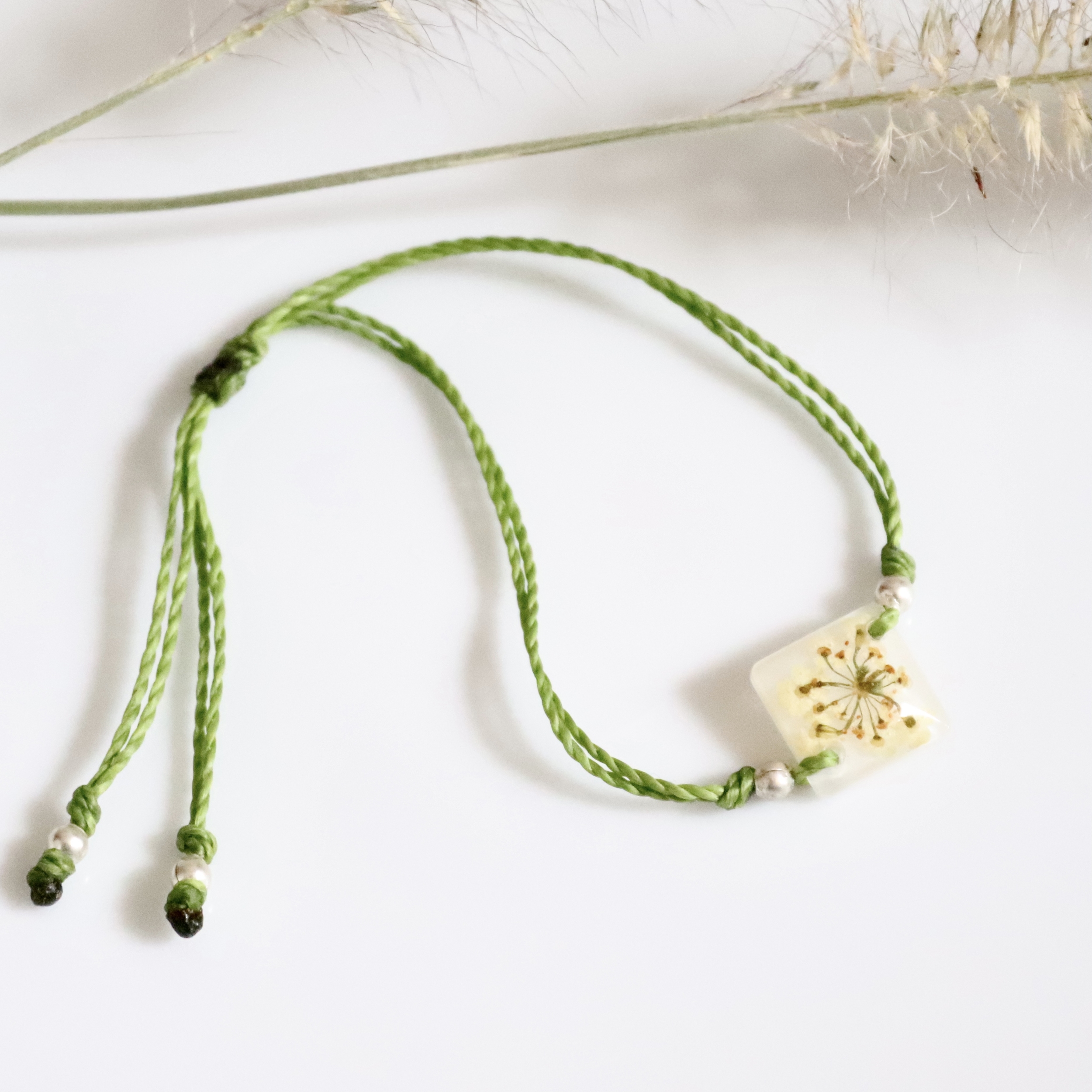 bracelet macramé coulissant réglable fleur séchée vert losange carotte sauvage (2)