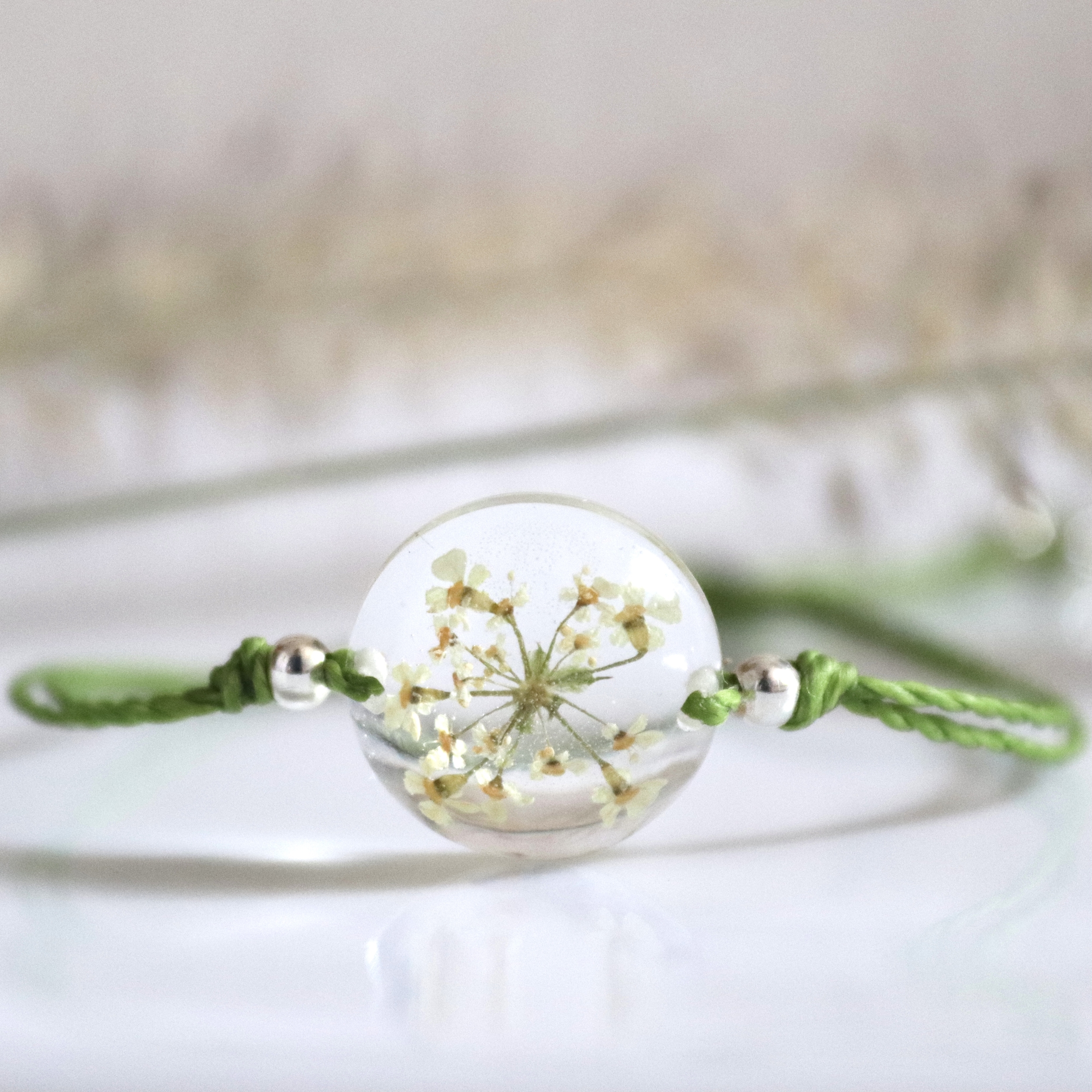 bracelet macramé coulissant réglable fleur séchée vert rond bulle carotte sauvage