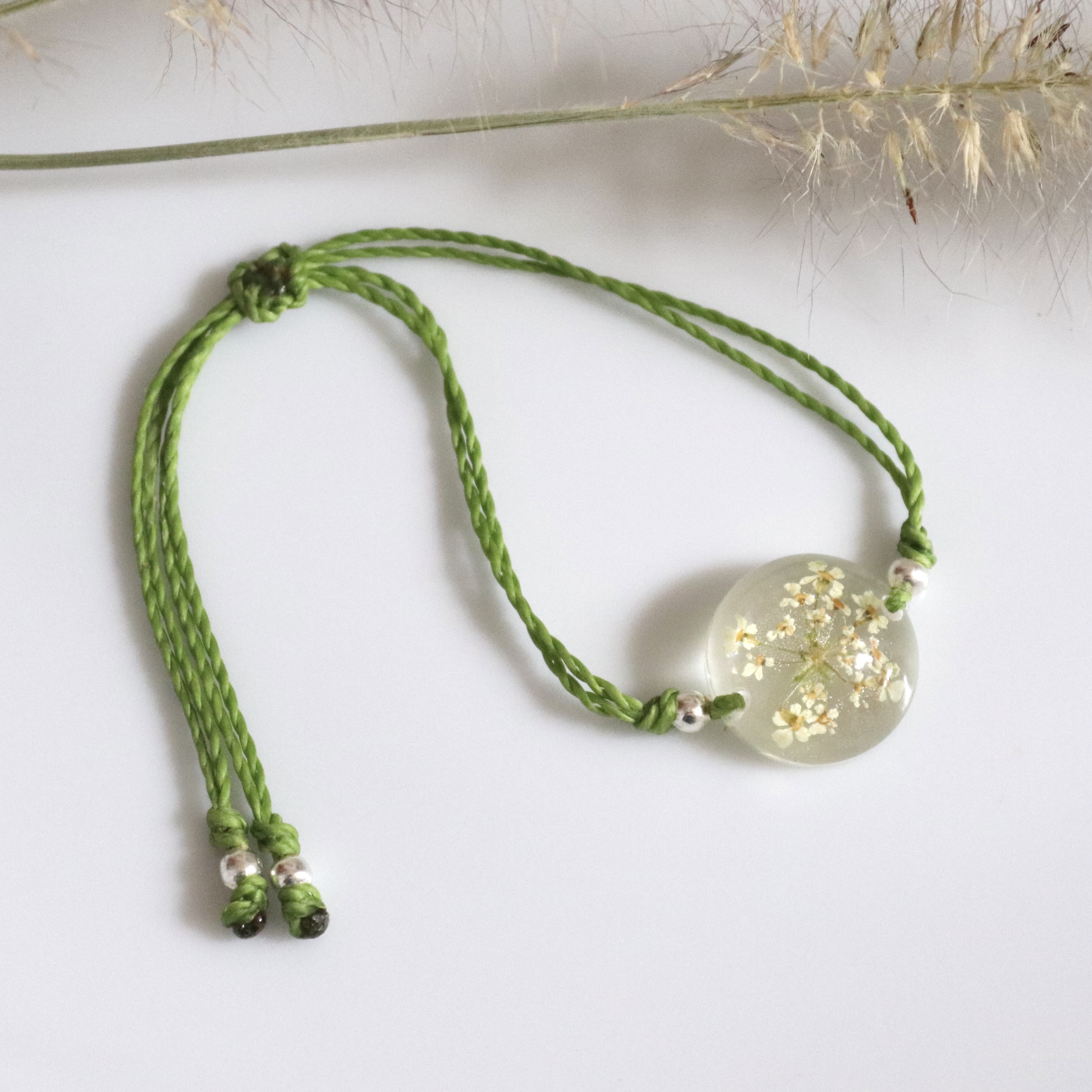 bracelet macramé coulissant réglable fleur séchée vert rond bulle carotte sauvage (2)