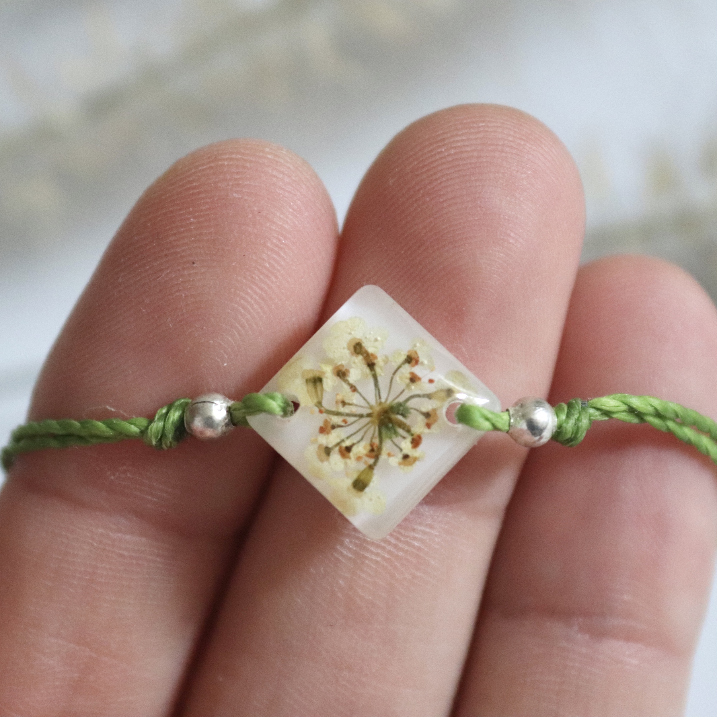 bracelet macramé coulissant réglable fleur séchée vert carotte sauvage losange