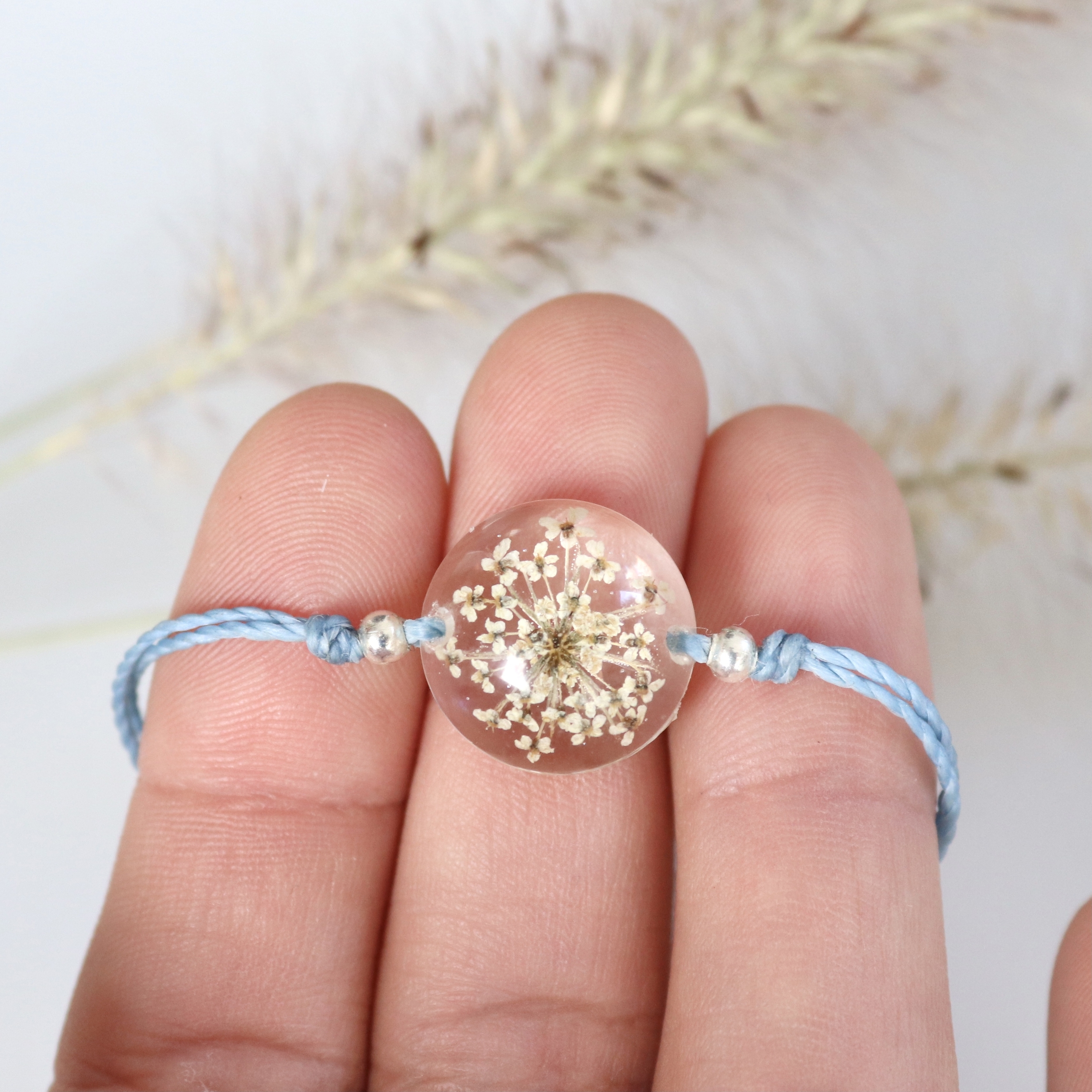bracelet résine fleur séchée rond carotte sauvage blanche cordon bleu (2)