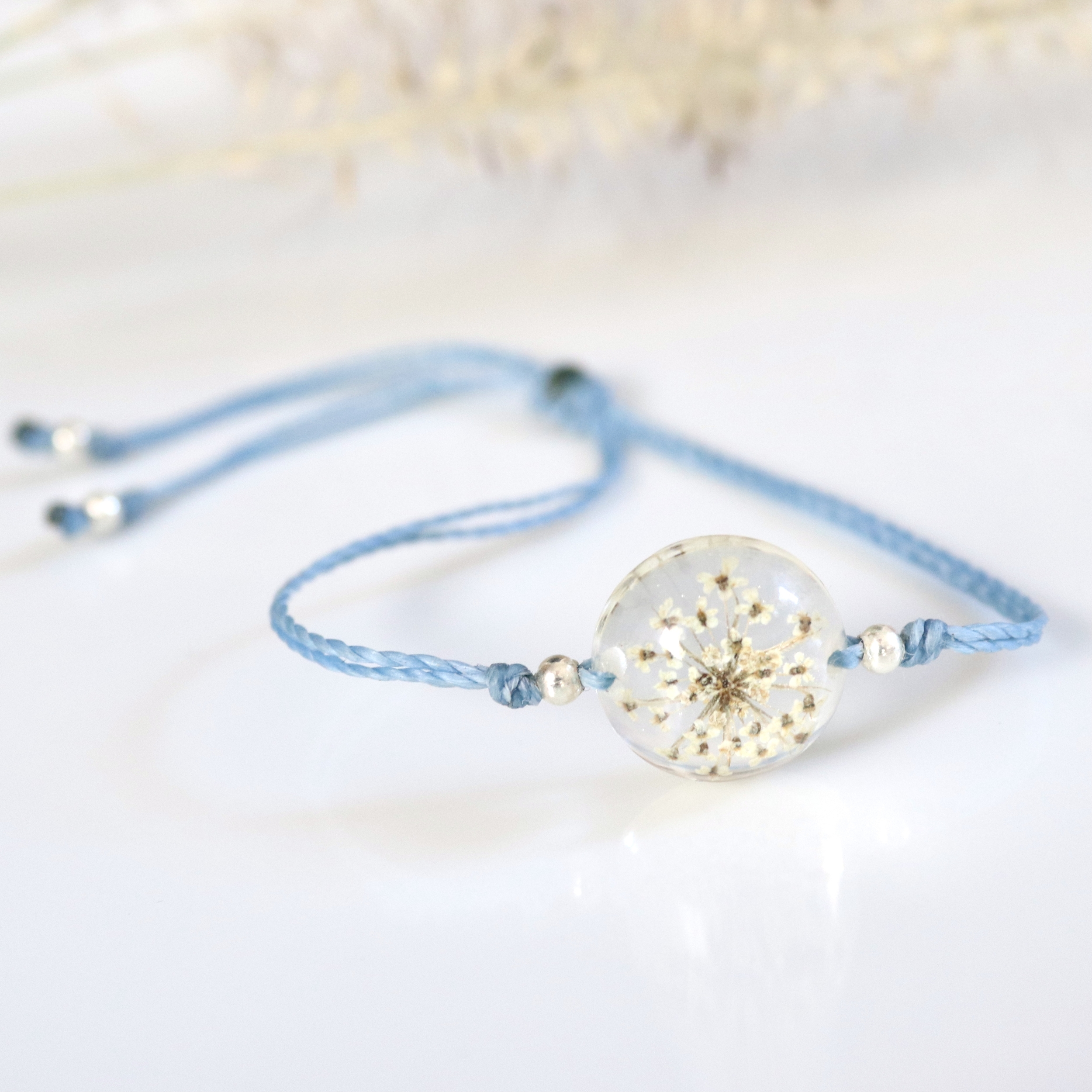 bracelet résine fleur séchée rond carotte sauvage blanche cordon bleu