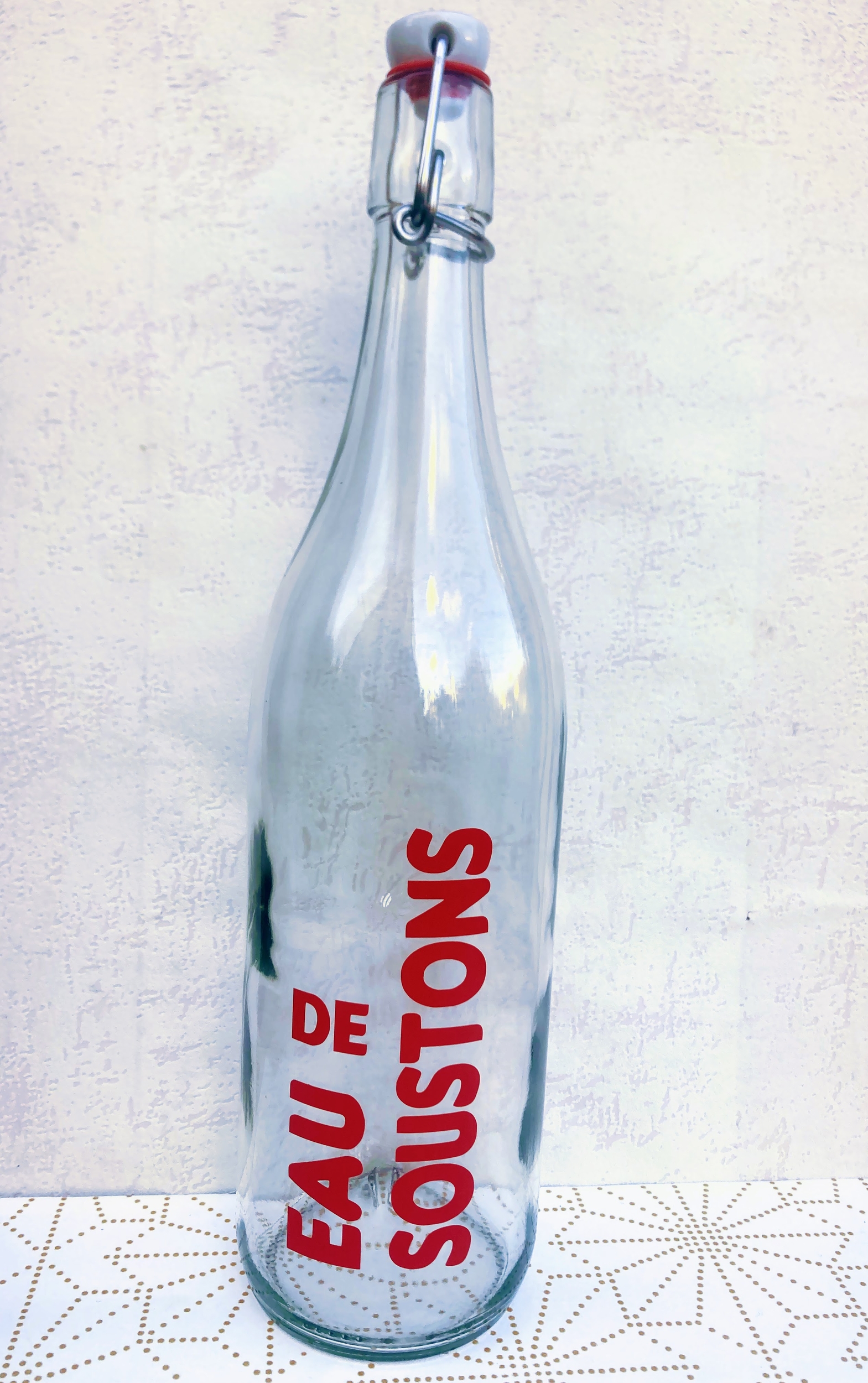 bouteille verre bouchon avec inscription eau de soustons  rouge