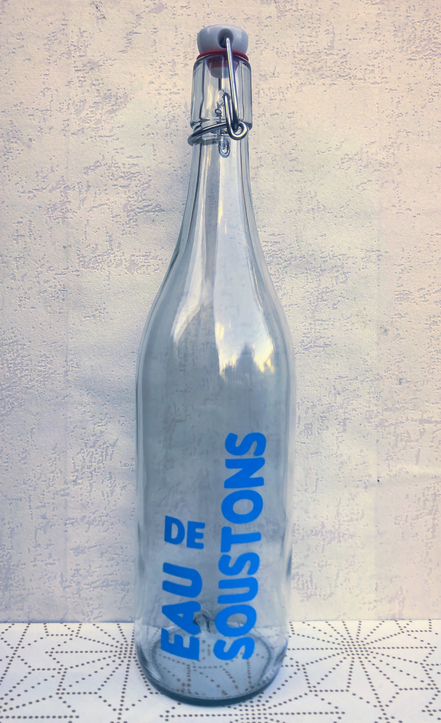 bouteille verre bouchon avec inscription eau de soustons  bleu