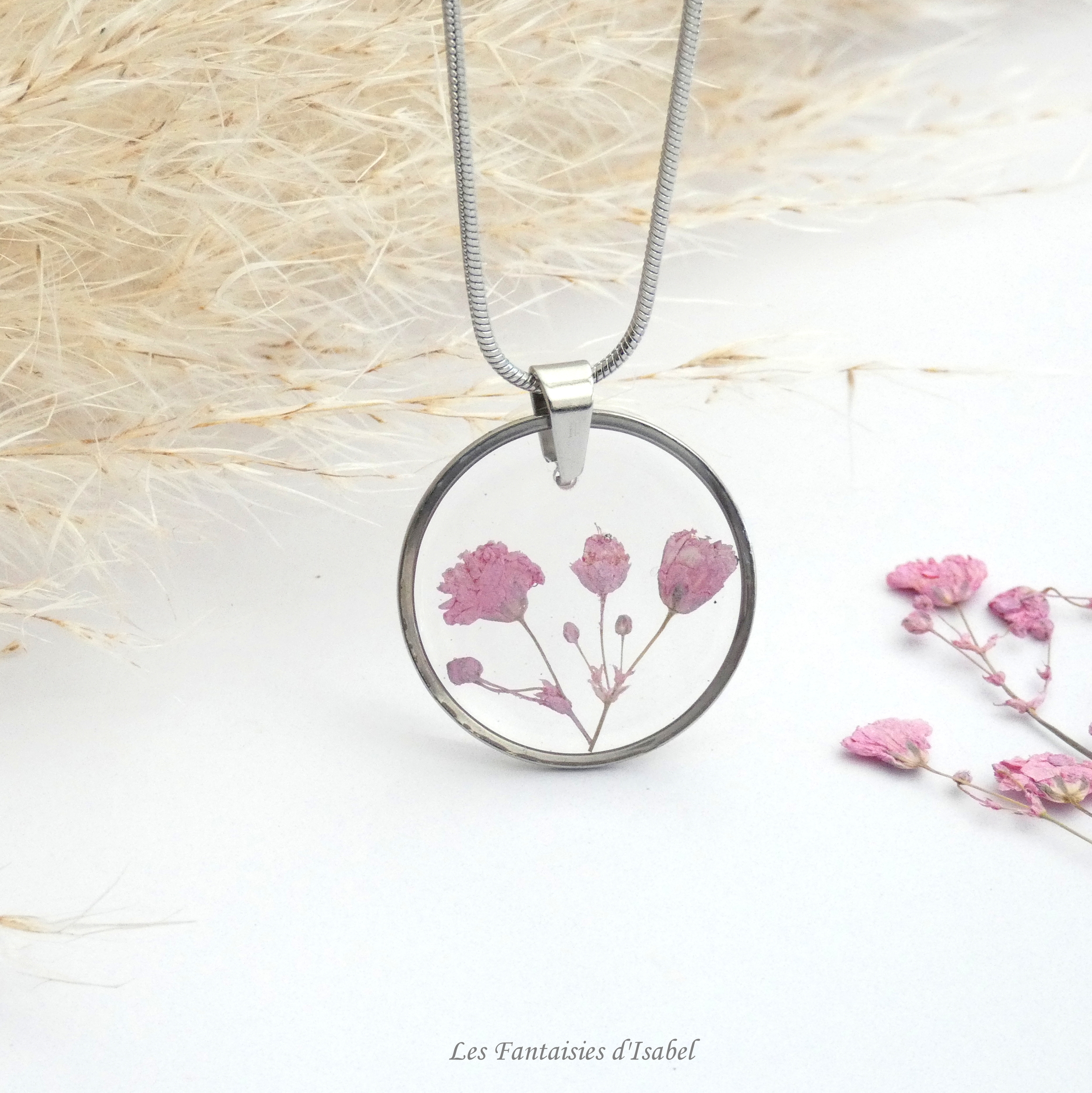 collier acier inoxydable chaine et médaillon résine fleur séchée gypsophile rose (3)