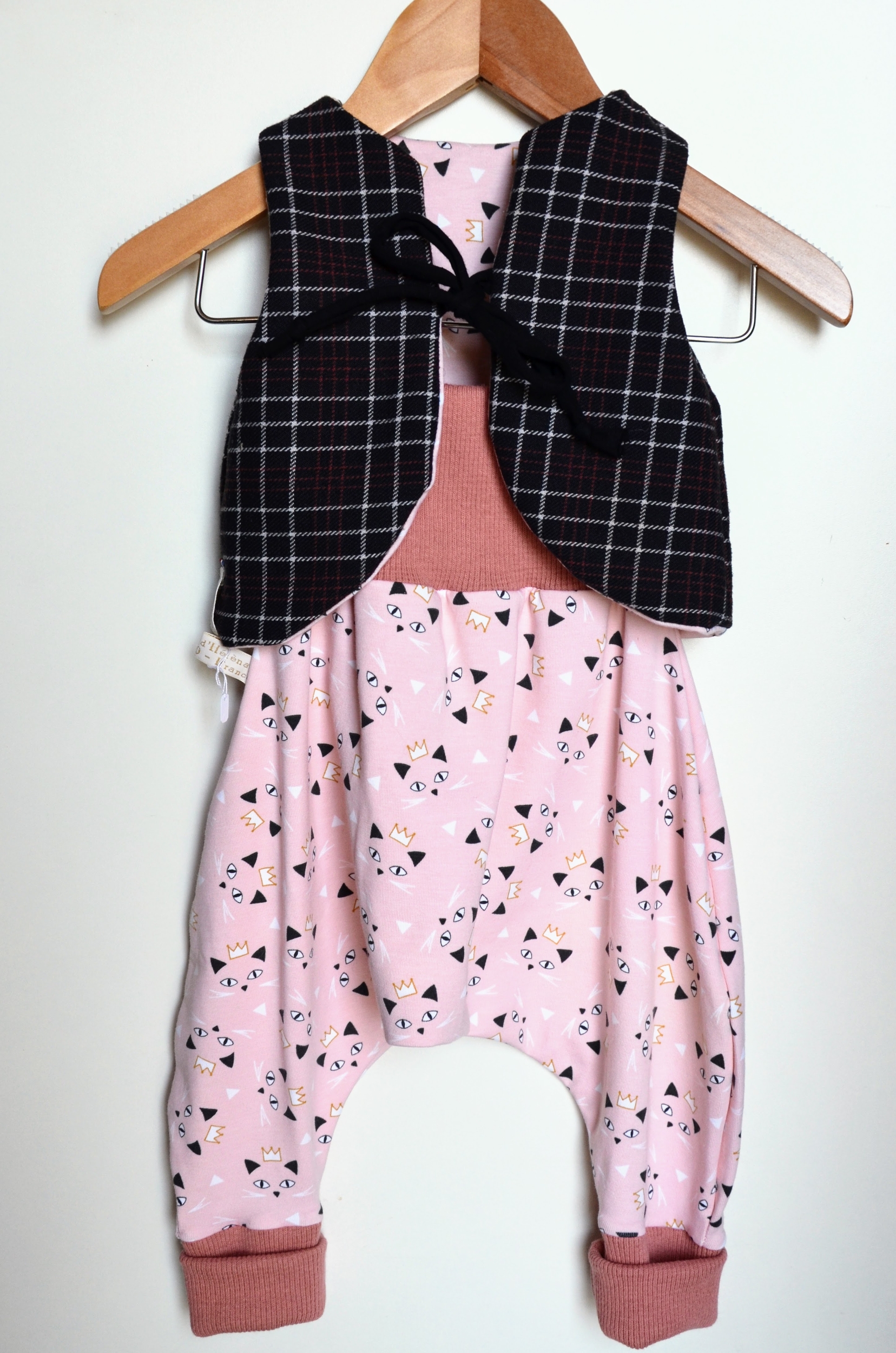 ensemble gilet bébé lainage et jersey tetes de chat avec couronne rose clair