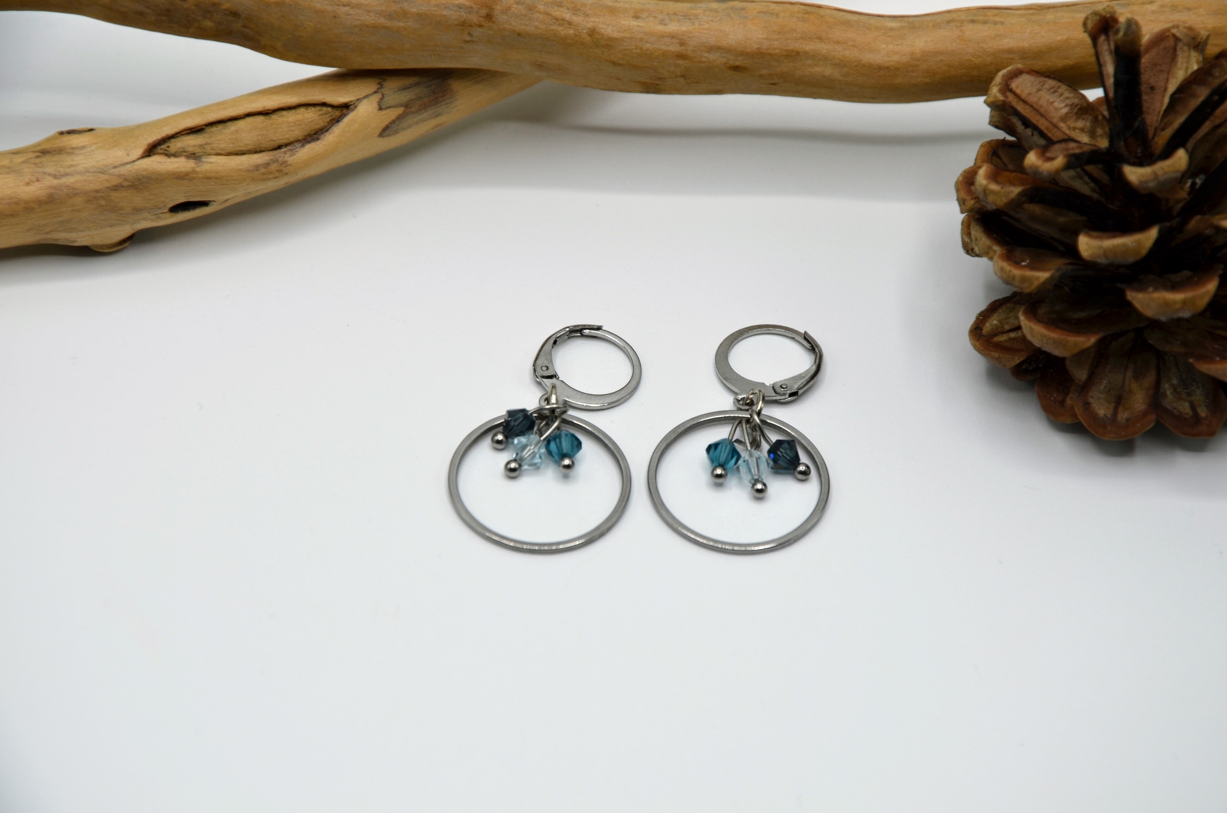 boucles oreilles dormeuses acier inoxydable chirurgical 316L et cristal swarovski trio bleu