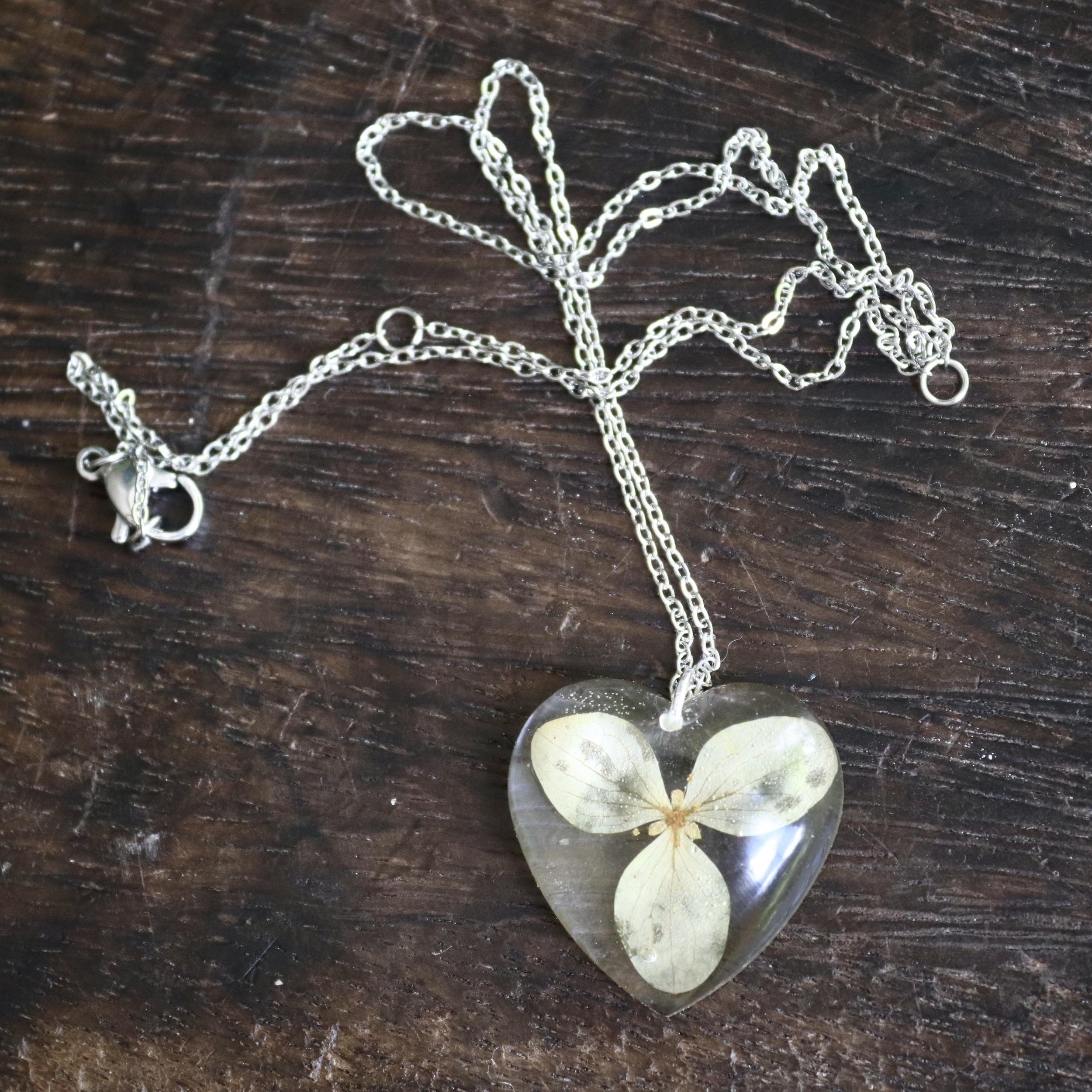 collier chaine acier inox pendentif fleur séchée coeur hortensia