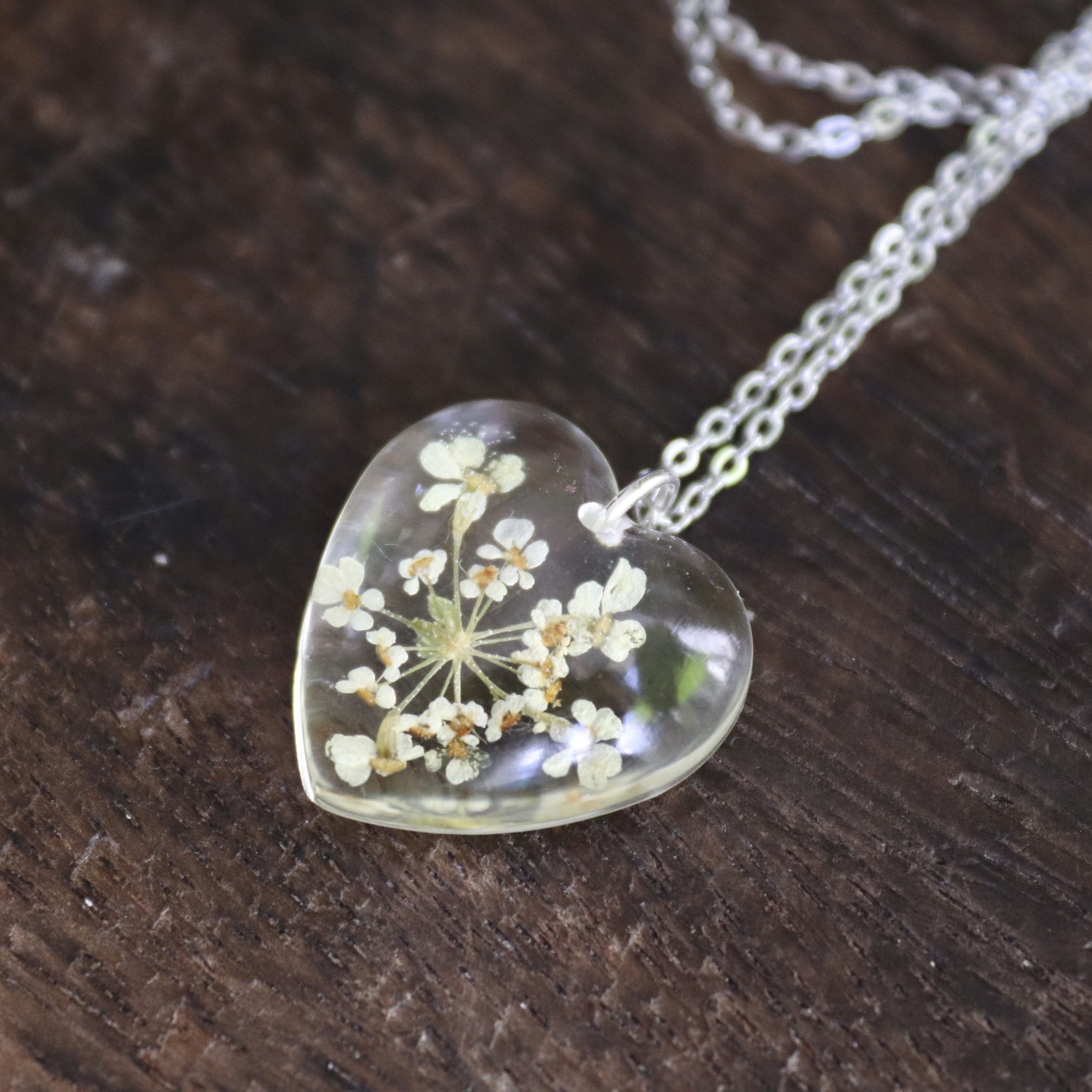 Collier chaîne &amp; pendentif en fleurs séchées petit coeur %22cerfeuil%22