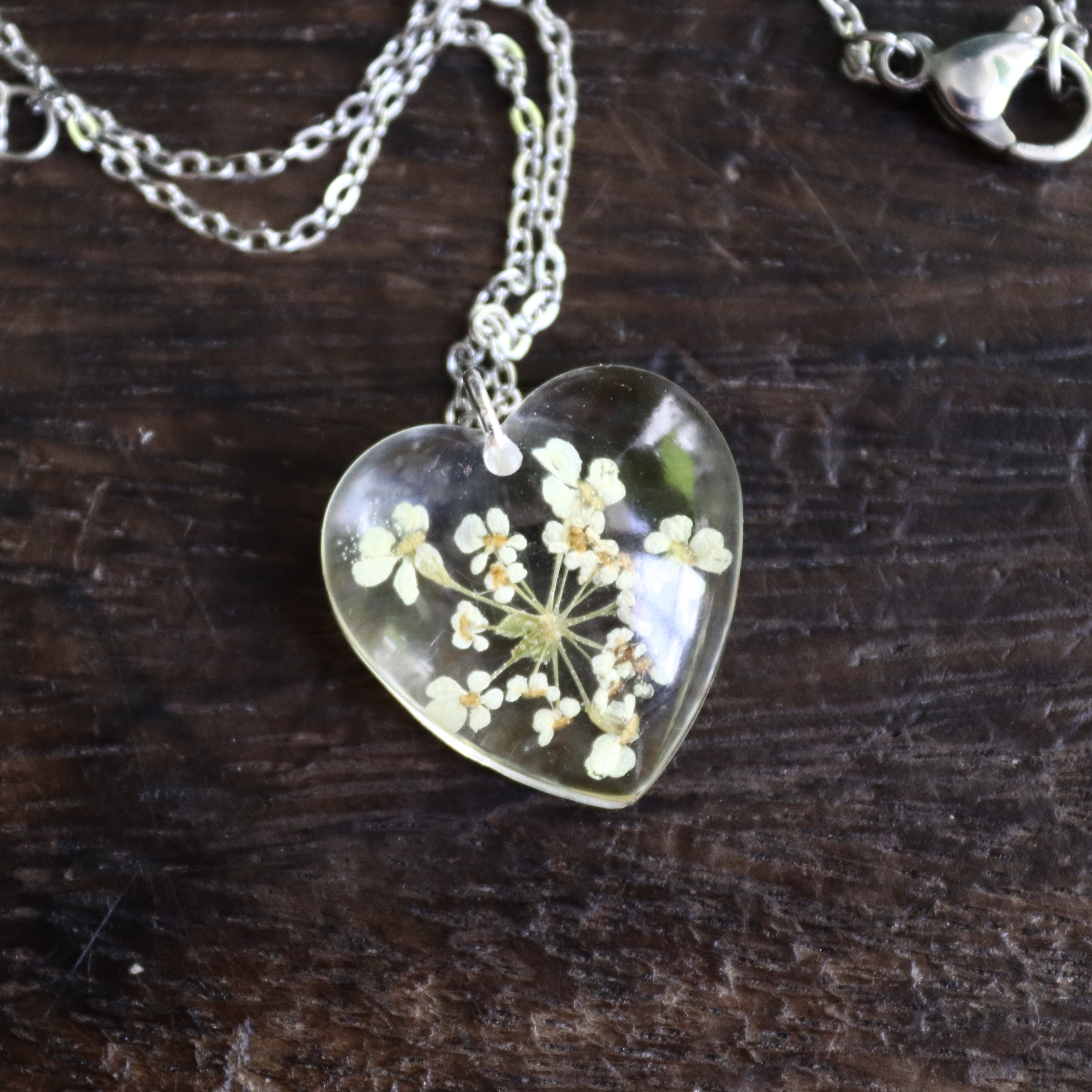 Collier chaîne &amp; pendentif en fleurs séchées petit coeur %22cerfeuil%222