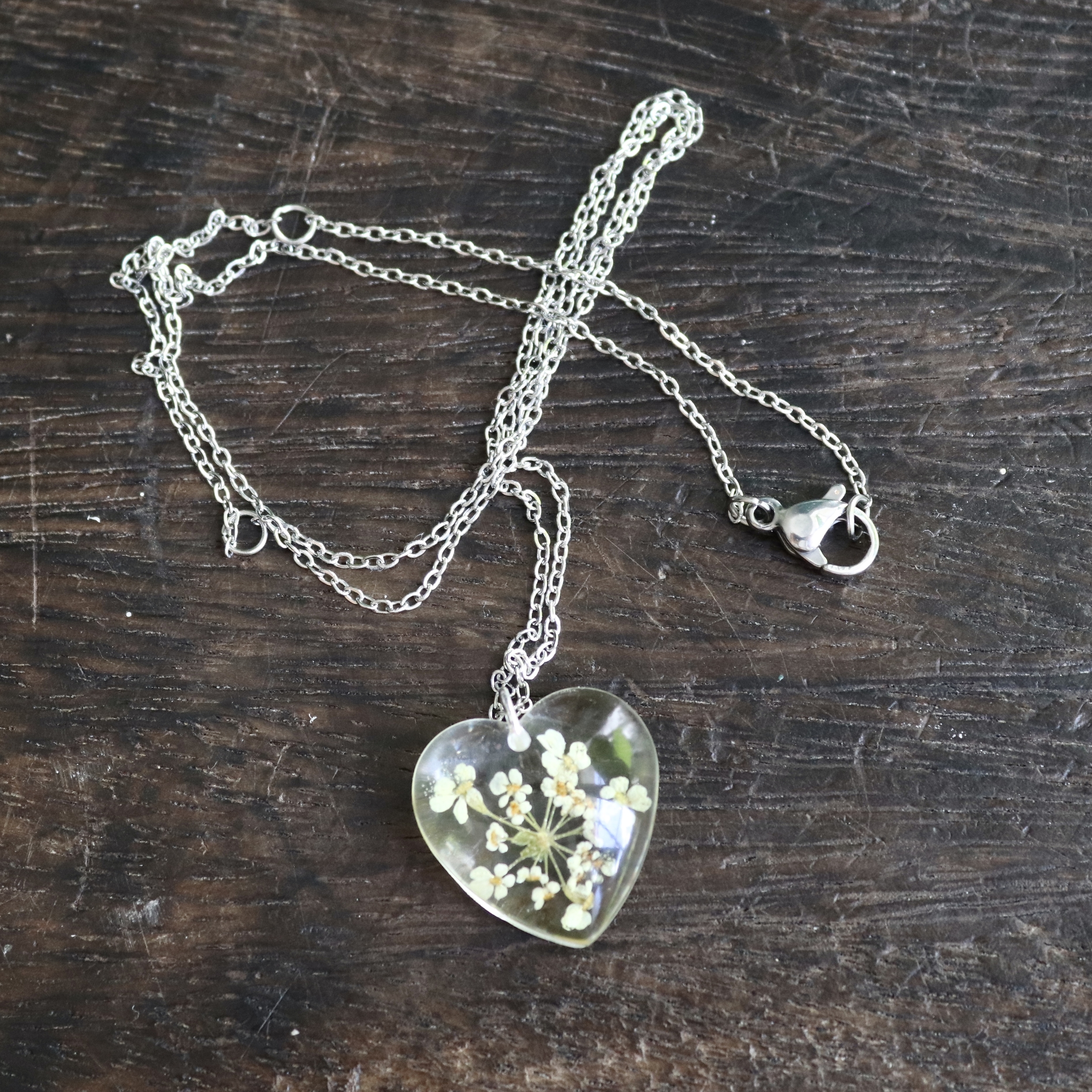 Collier chaîne &amp; pendentif en fleurs séchées petit coeur %22cerfeuil%223