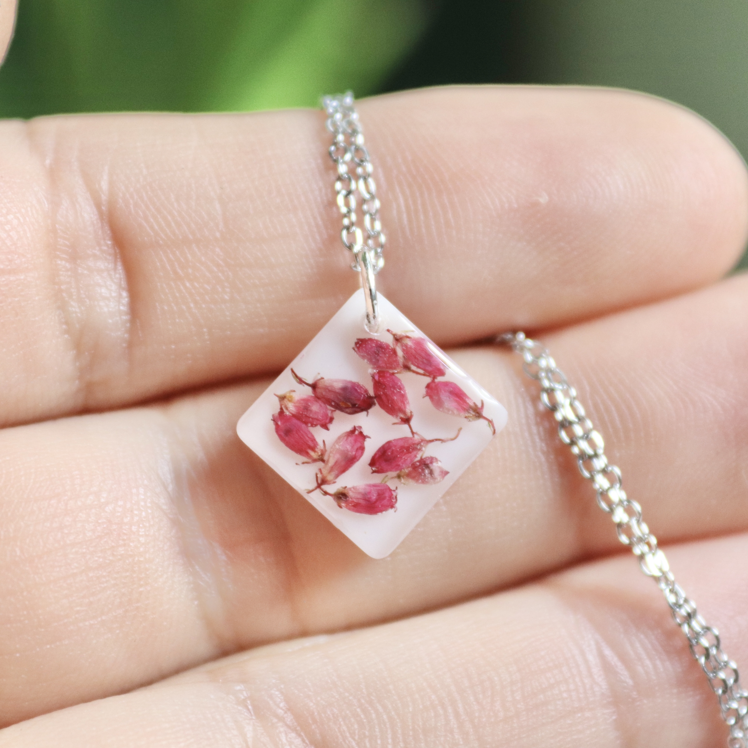 Collier chaîne & pendentif en fleurs séchées mini Bruyère rose