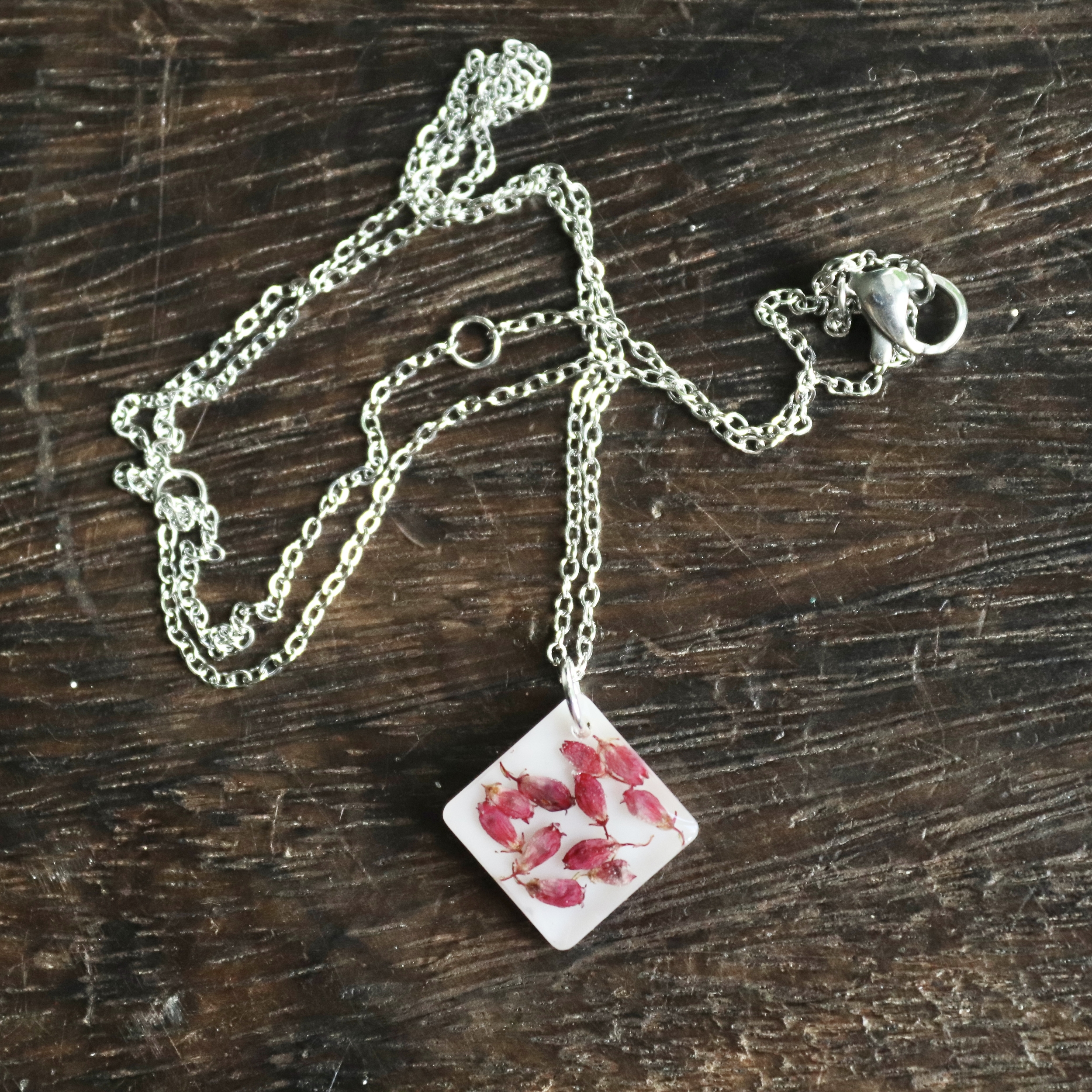 pendentif fleur séchée bruyere rose rouge chaine acier inox2