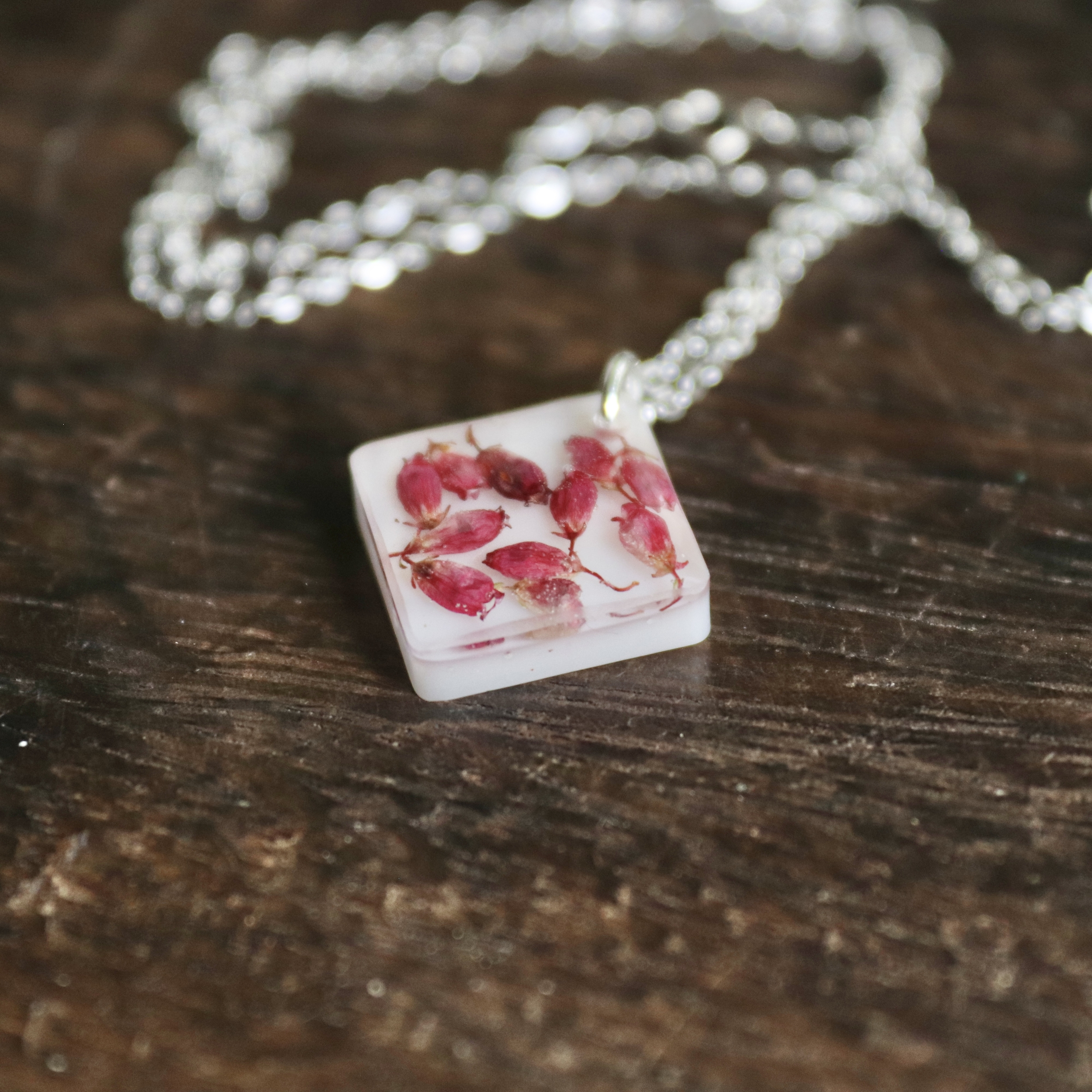 collier mini losange pendentif fleur séchée bruyere rose rouge chaine acier inox