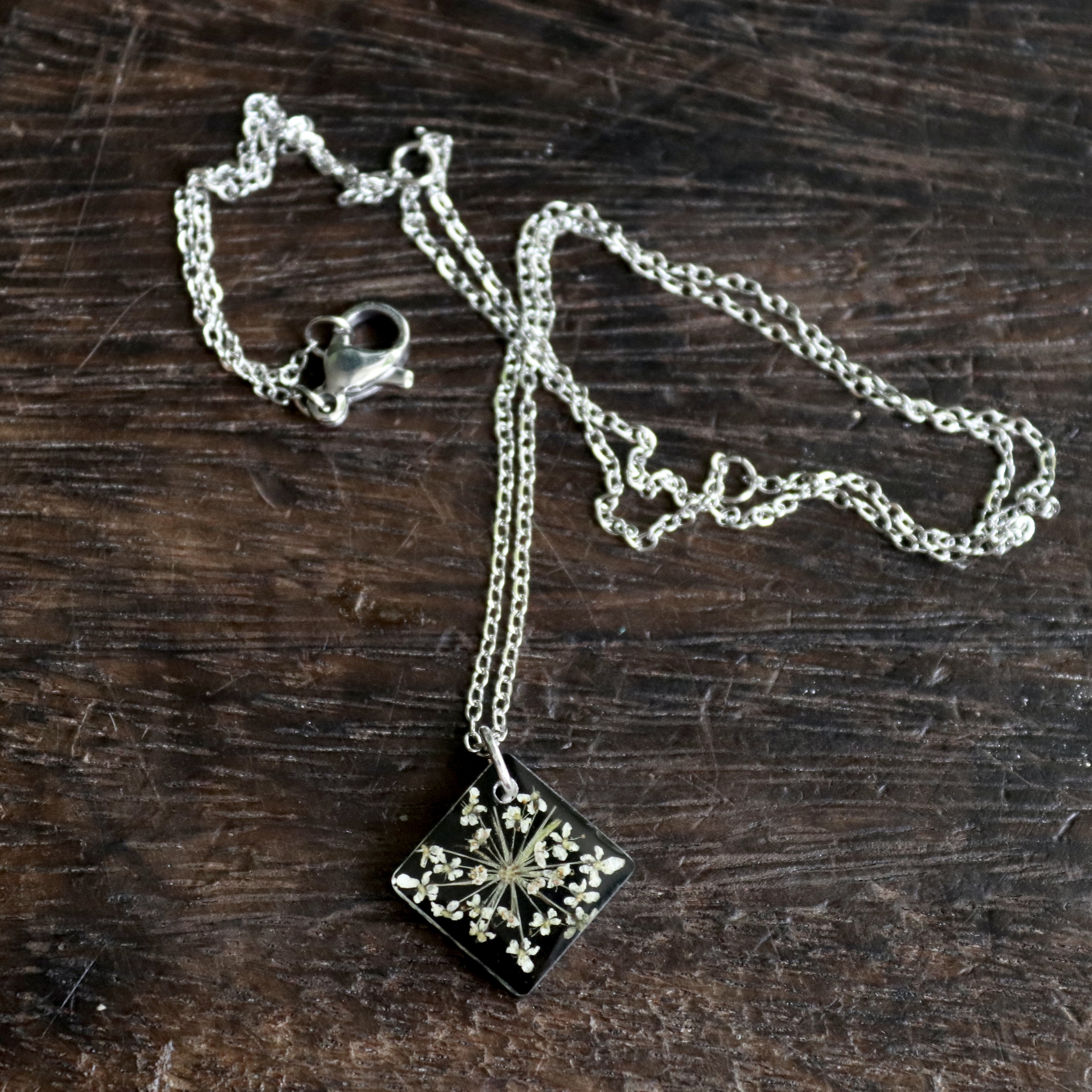 collier chaine pendentif fleur séchée artisanal carotte fond.noir3