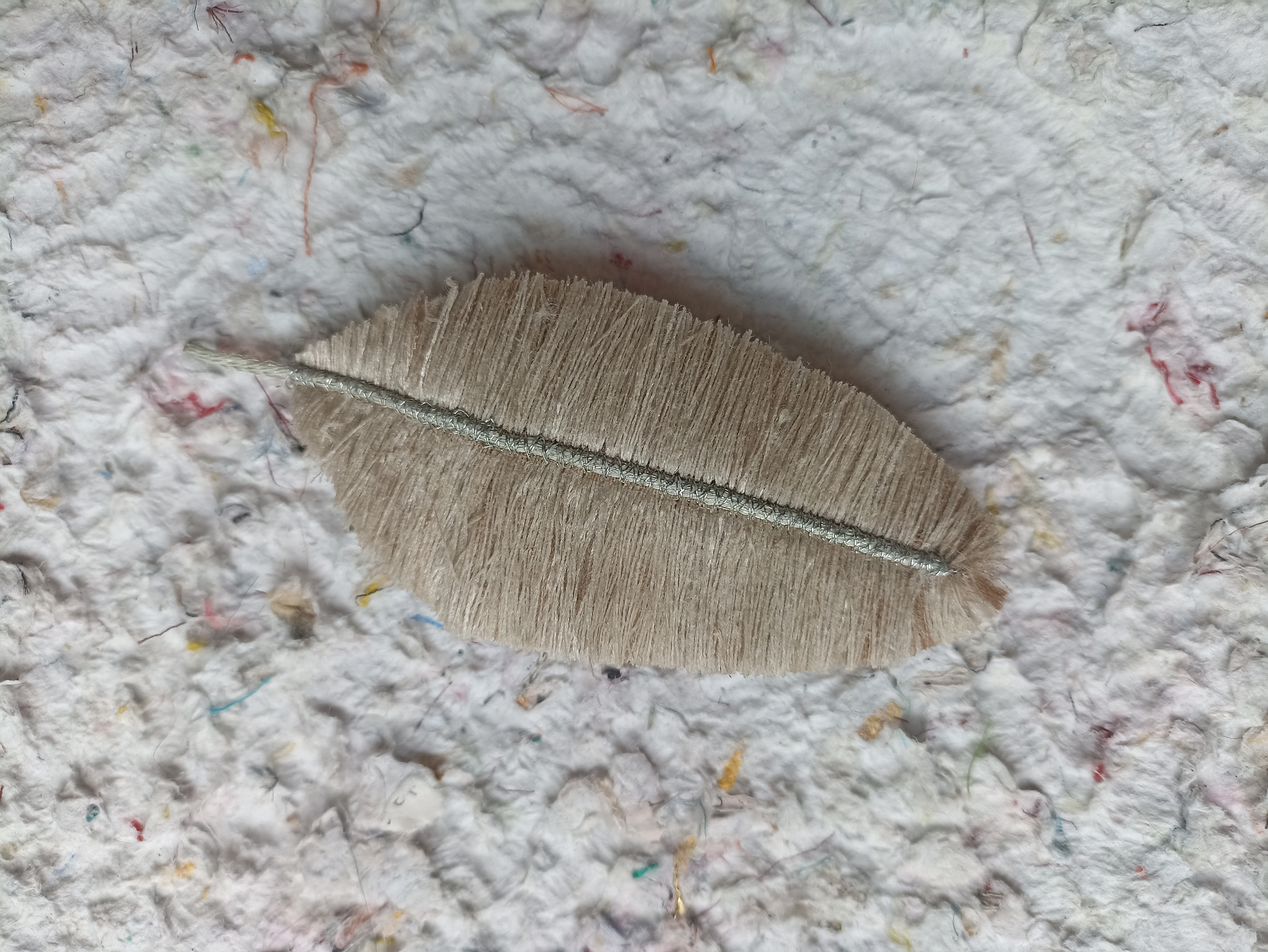 grande barette cheveux plume tissu artisanal gris irisé