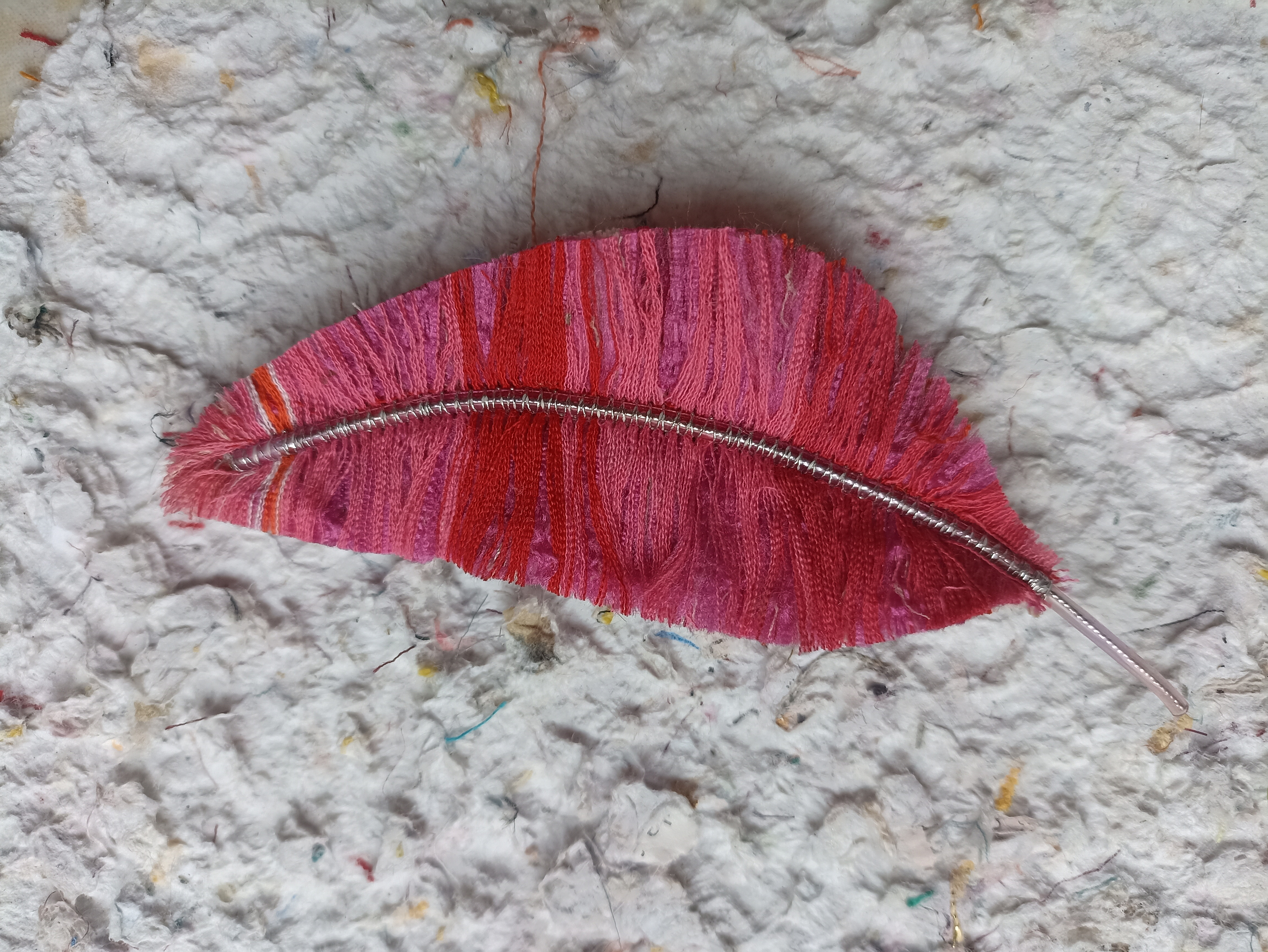 broche plume tissu artisanal recyclé rouge rose