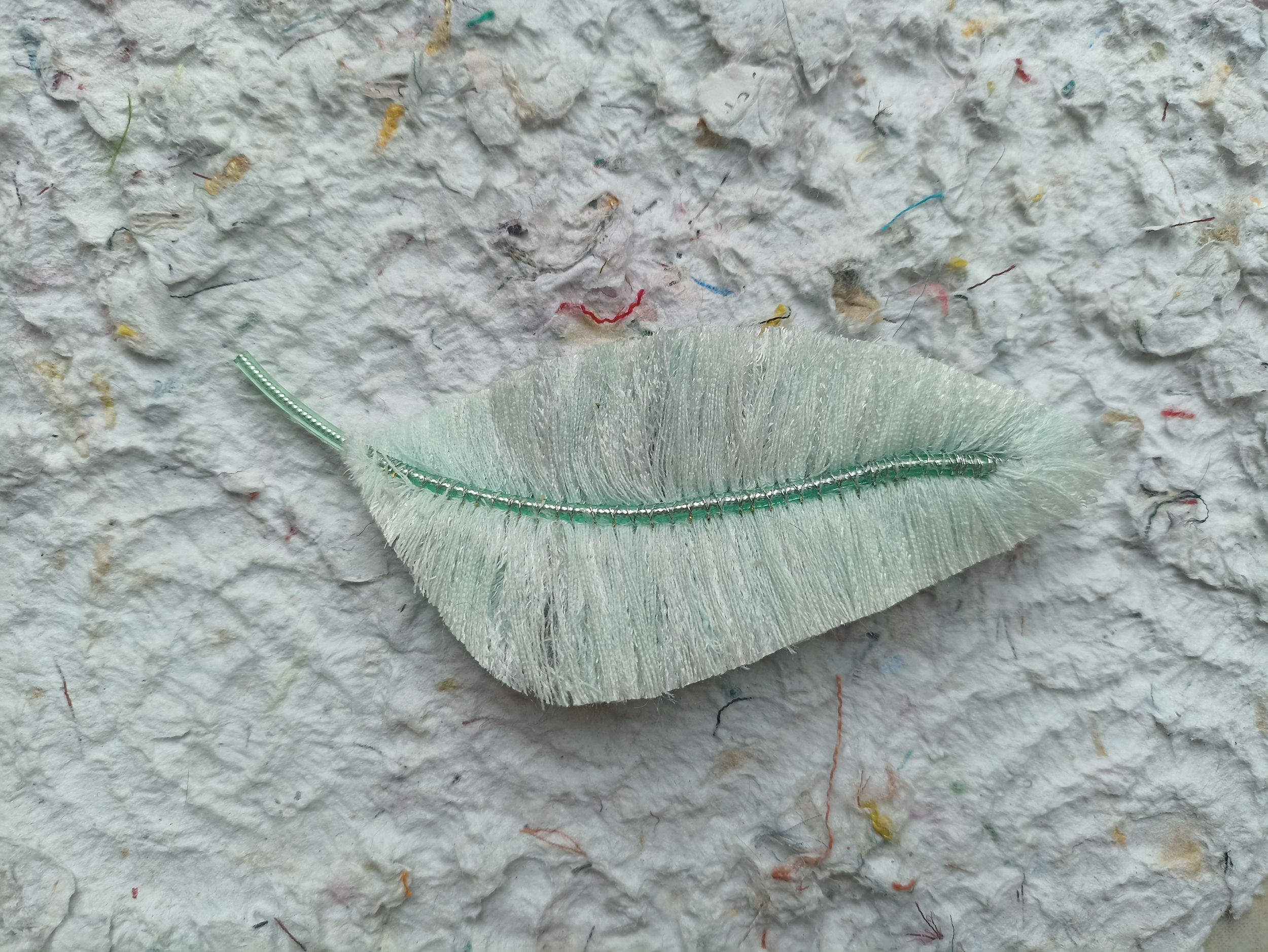 broche plume tissu artisanal recyclé menthe